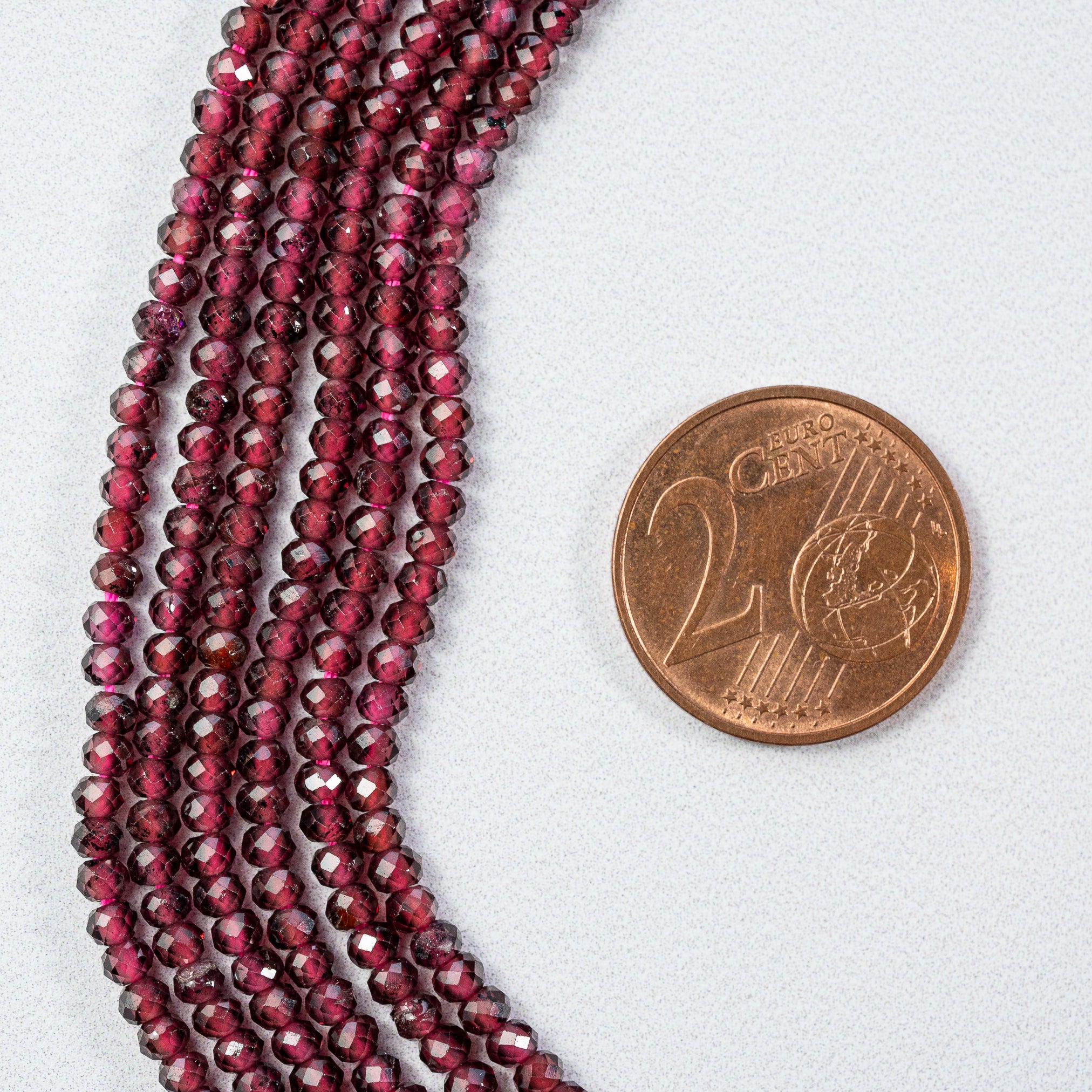 Perles rondelles facettes de Grenat almandin de 3 x 2 mm ( rang de env 194 perles )