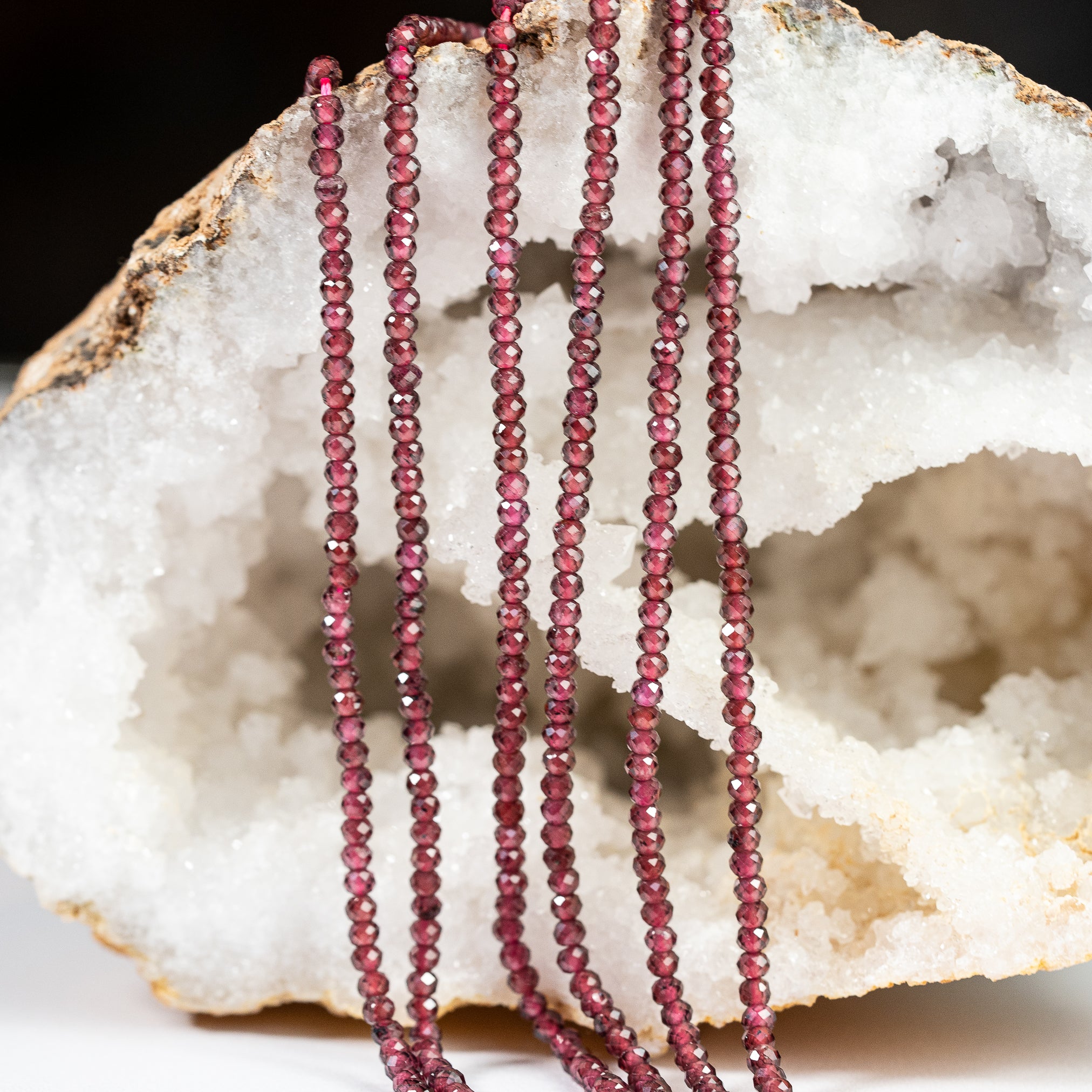 Perles rondelles facettes de Grenat almandin de 3 x 2 mm ( rang de env 194 perles )