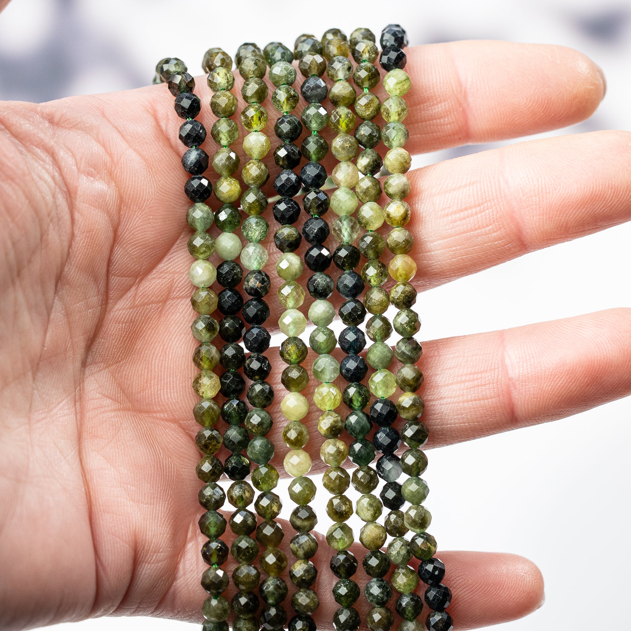 Perles rondes facettes de Tourmaline verte de 4 mm ( 1/2 rang de env 45 perles )