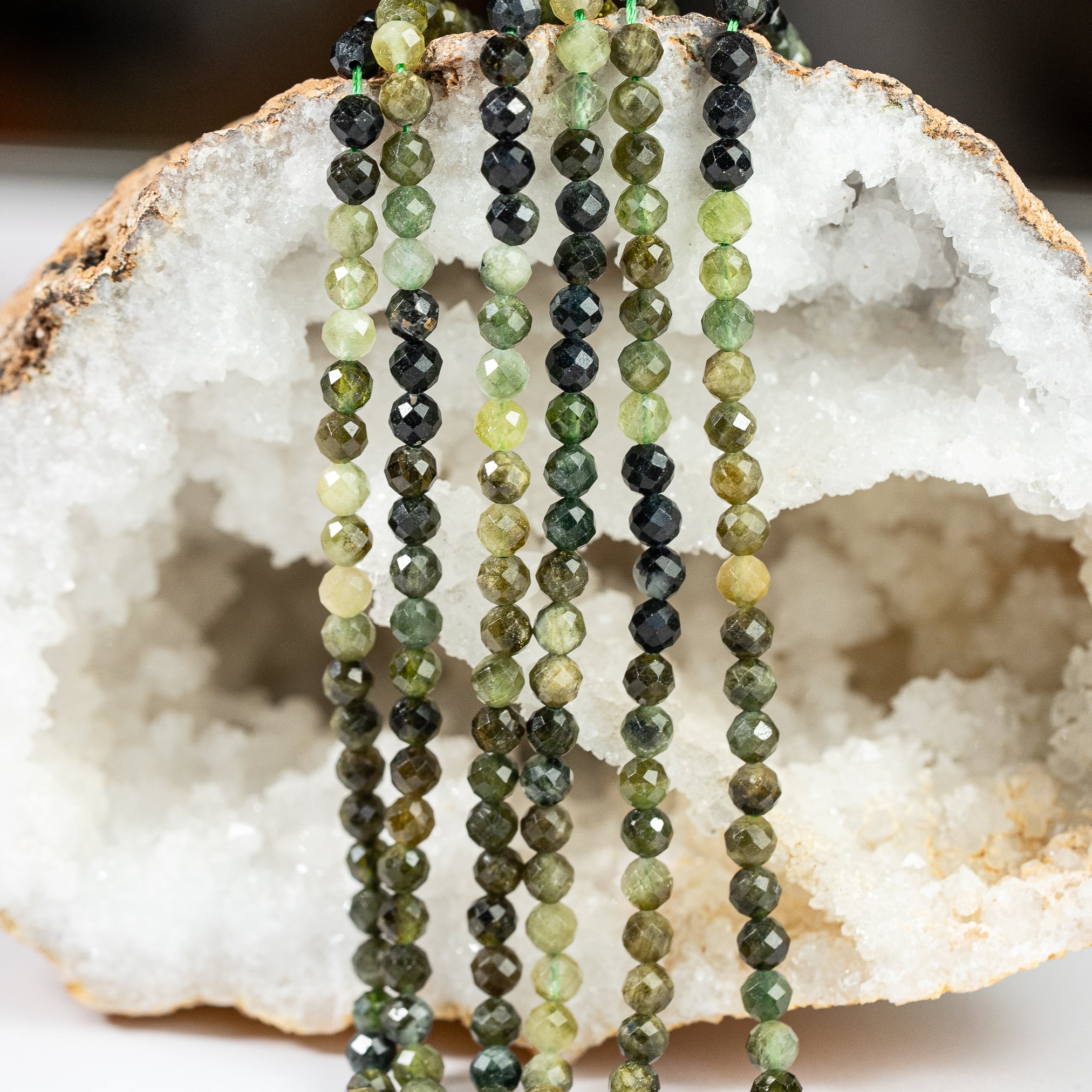 Perles rondes facettes de Tourmaline verte de 4 mm ( 1/2 rang de env 45 perles )