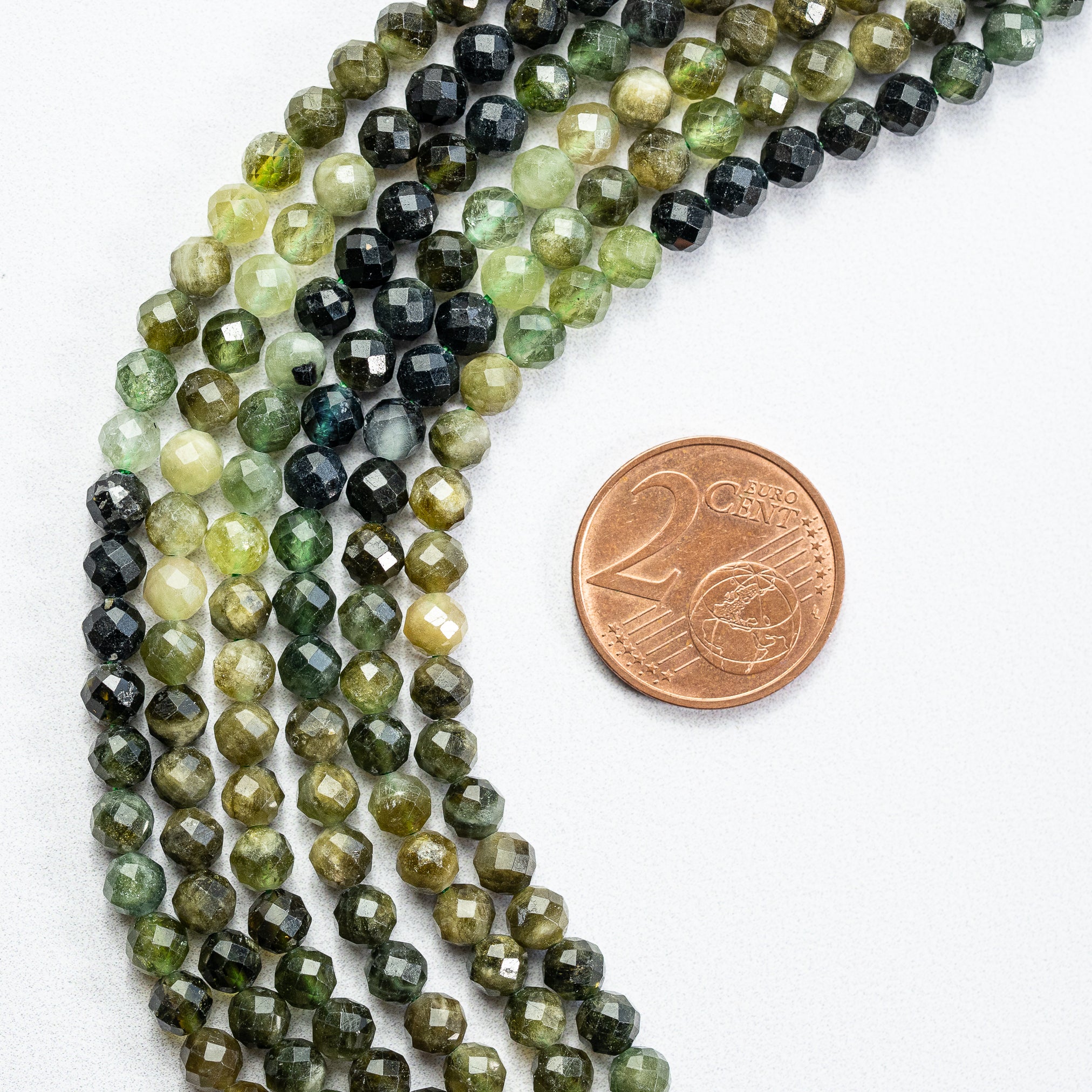 Perles rondes facettes de Tourmaline verte de 4 mm ( 1/2 rang de env 45 perles )
