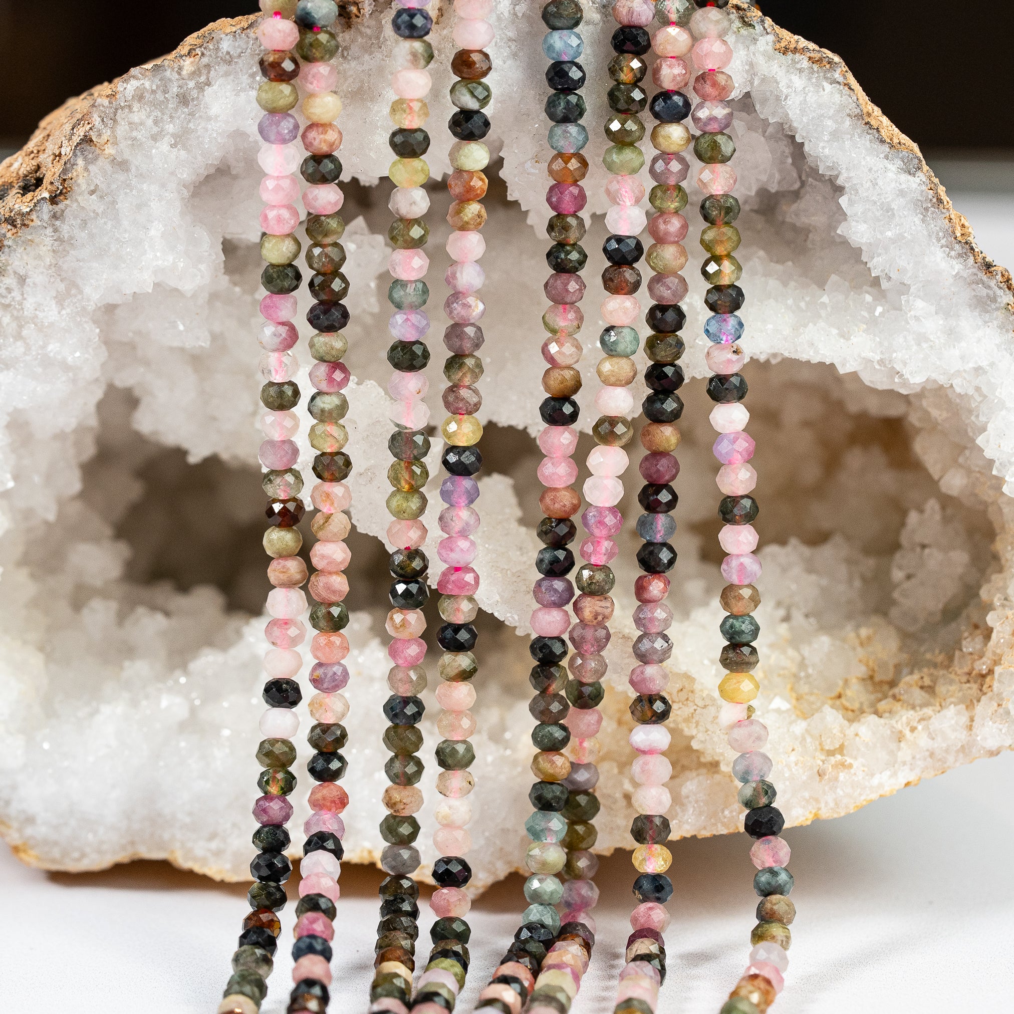 Perles rondelles facettes de Tourmaline multicolore de 4 x 3 mm ( rang de env 130 perles )