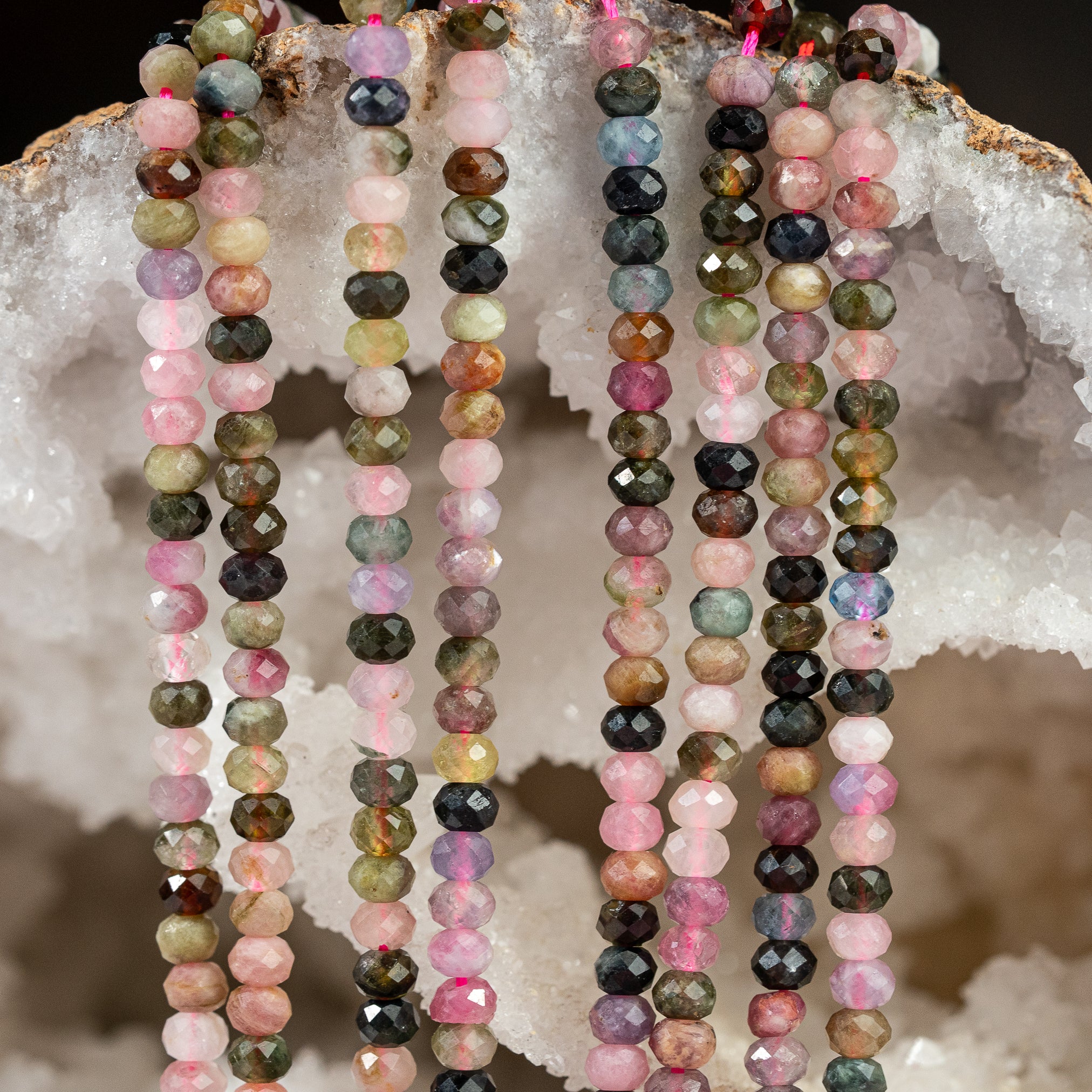 Perles rondelles facettes de Tourmaline multicolore de 4 x 3 mm ( rang de env 130 perles )