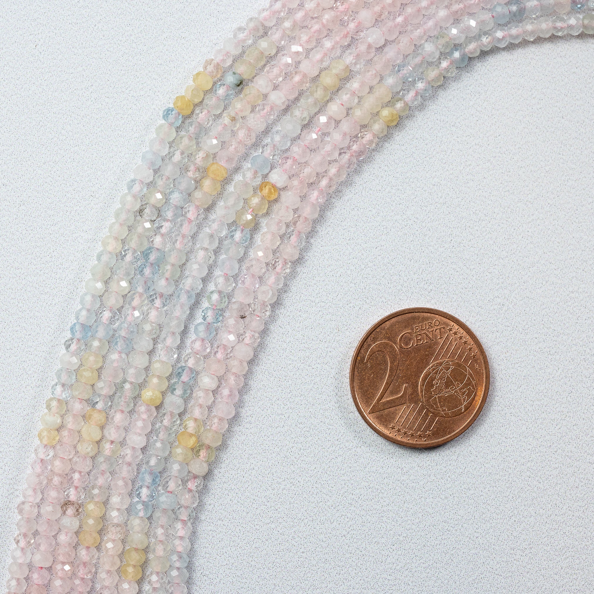 Perles rondelles facettes de Béryls ( Morganite, Aigue-marine, Héliodore ) de 3 x 2 mm ( rang de env 198 perles )