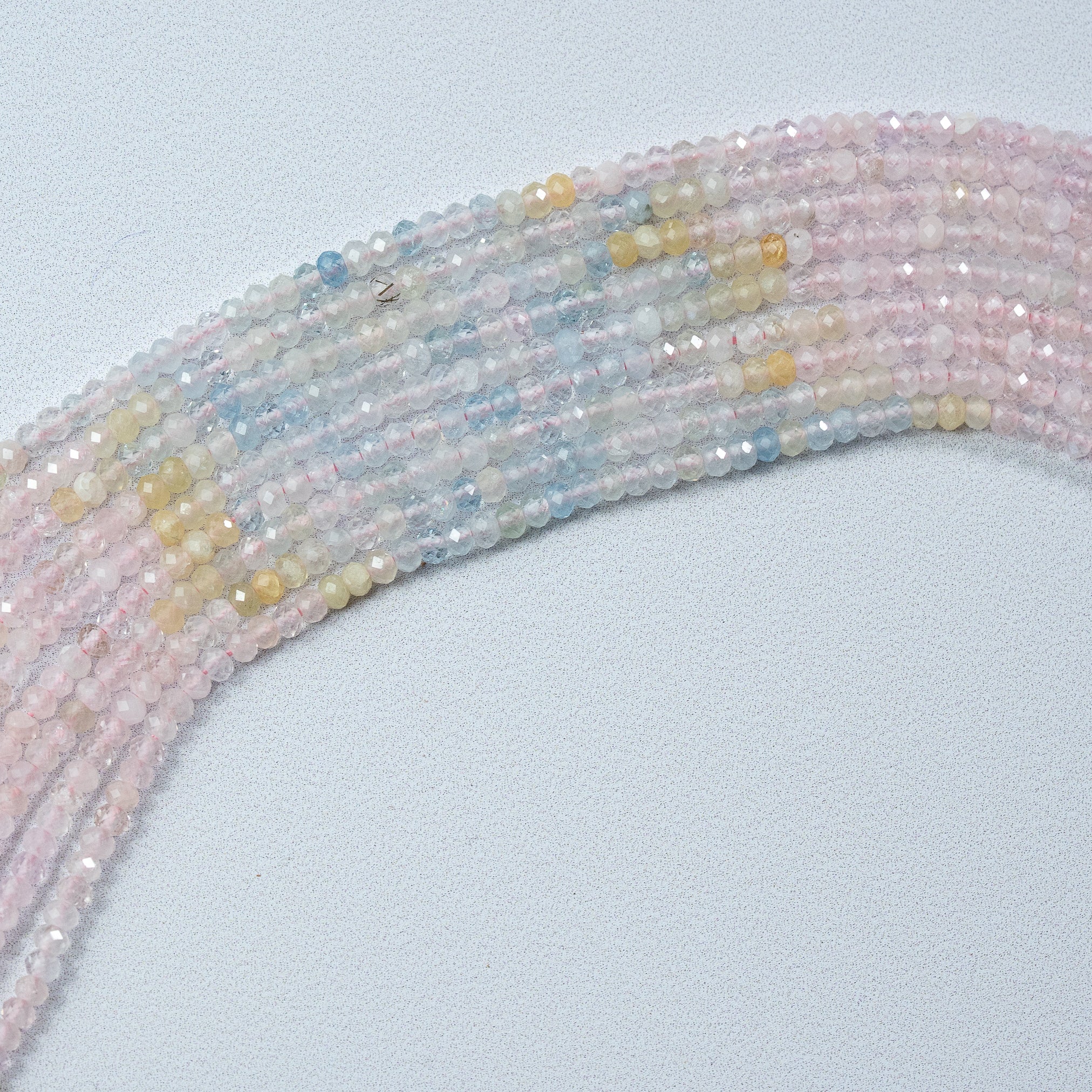 Perles rondelles facettes de Béryls ( Morganite, Aigue-marine, Héliodore ) de 3 x 2 mm ( rang de env 198 perles )