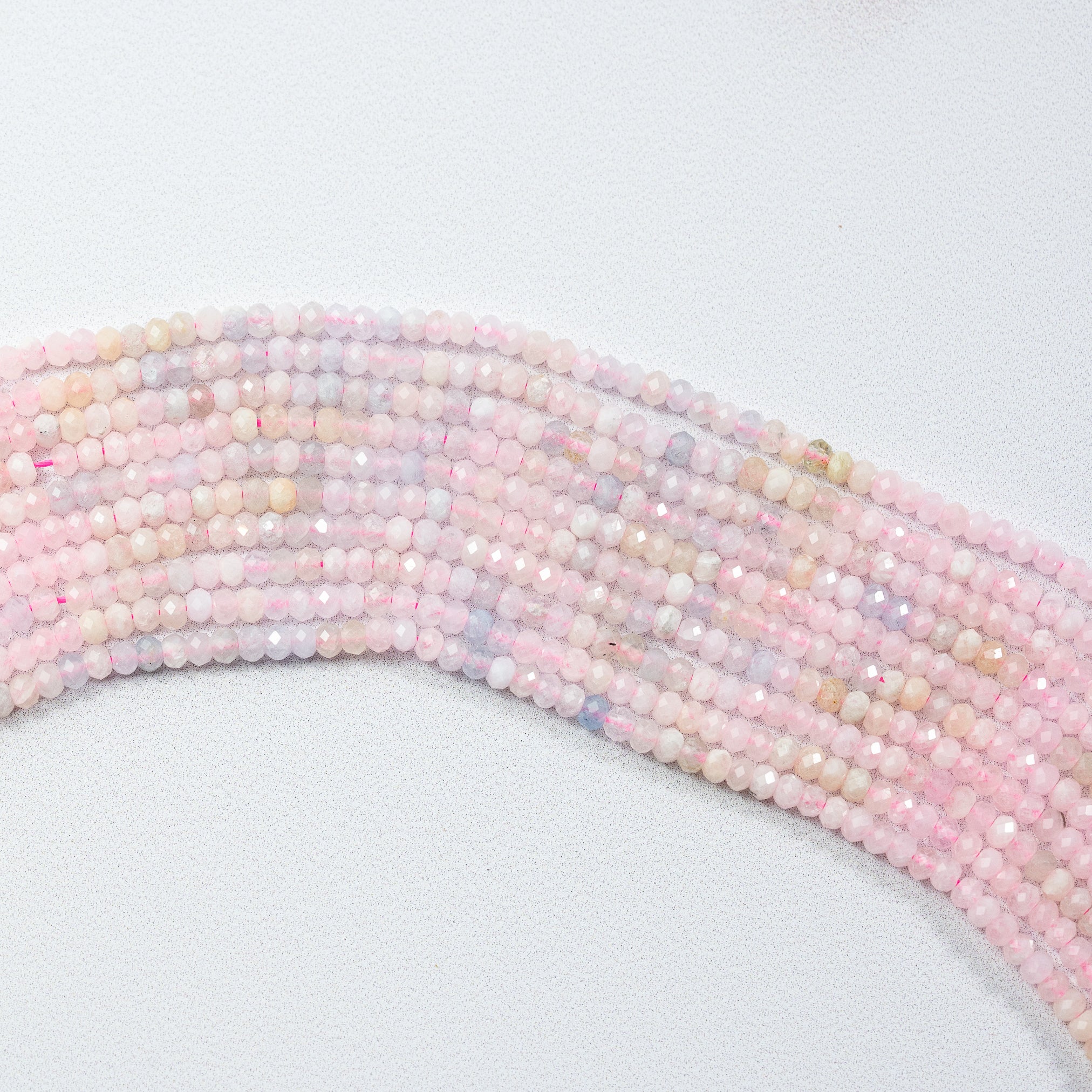 Perles rondelles facettes de Morganite de 3 x 2 mm ( rang de env 194 perles )