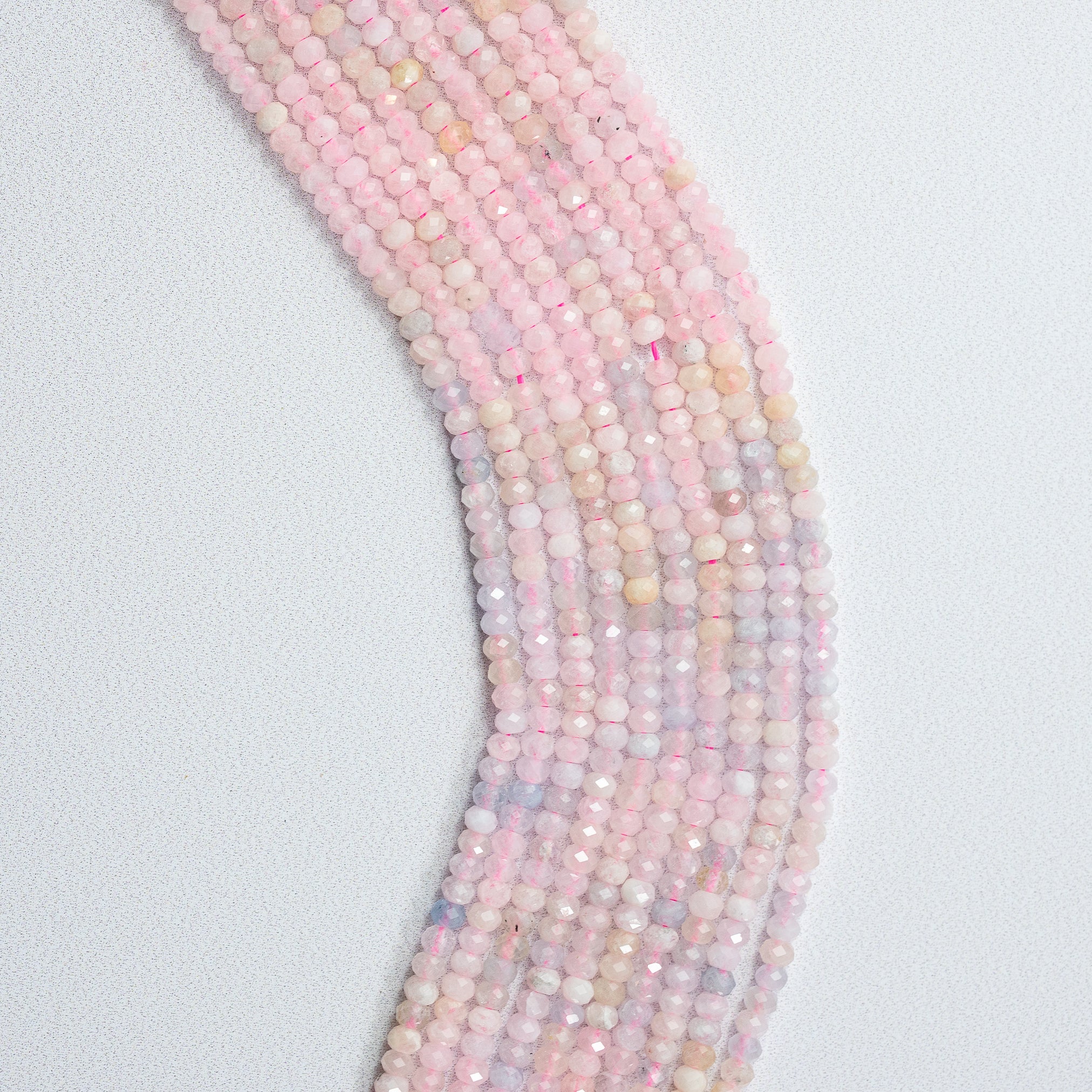 Perles rondelles facettes de Morganite de 3 x 2 mm ( rang de env 194 perles )