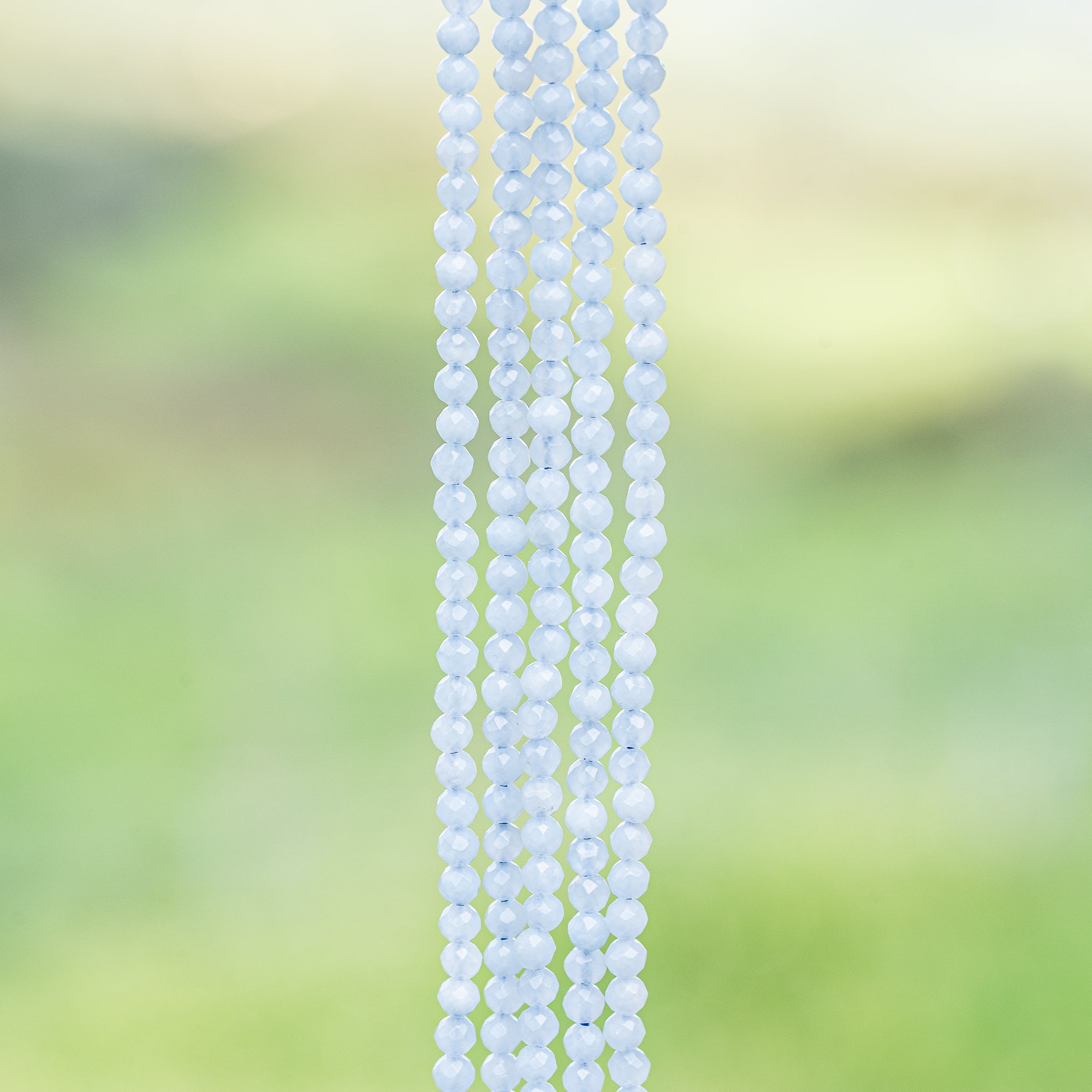 Perles rondes facettes en Angélite de 3 mm ( rang de env 126 perles )