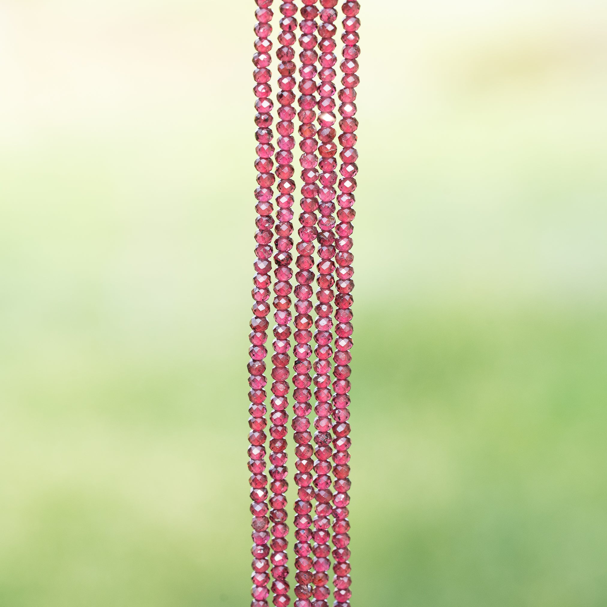 Perles rondelles facettes de Grenat almandin de 3 x 2 mm ( rang de env 194 perles )