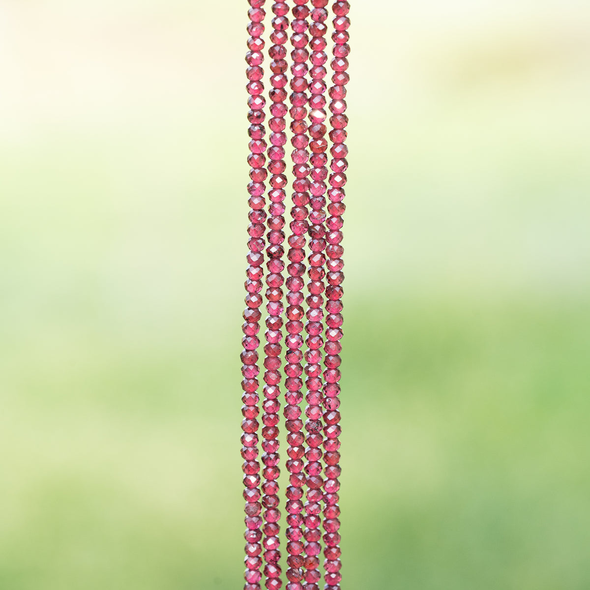 Perles rondelles facettes de Grenat almandin de 2,7 x 2 mm ( rang de env 180 perles )
