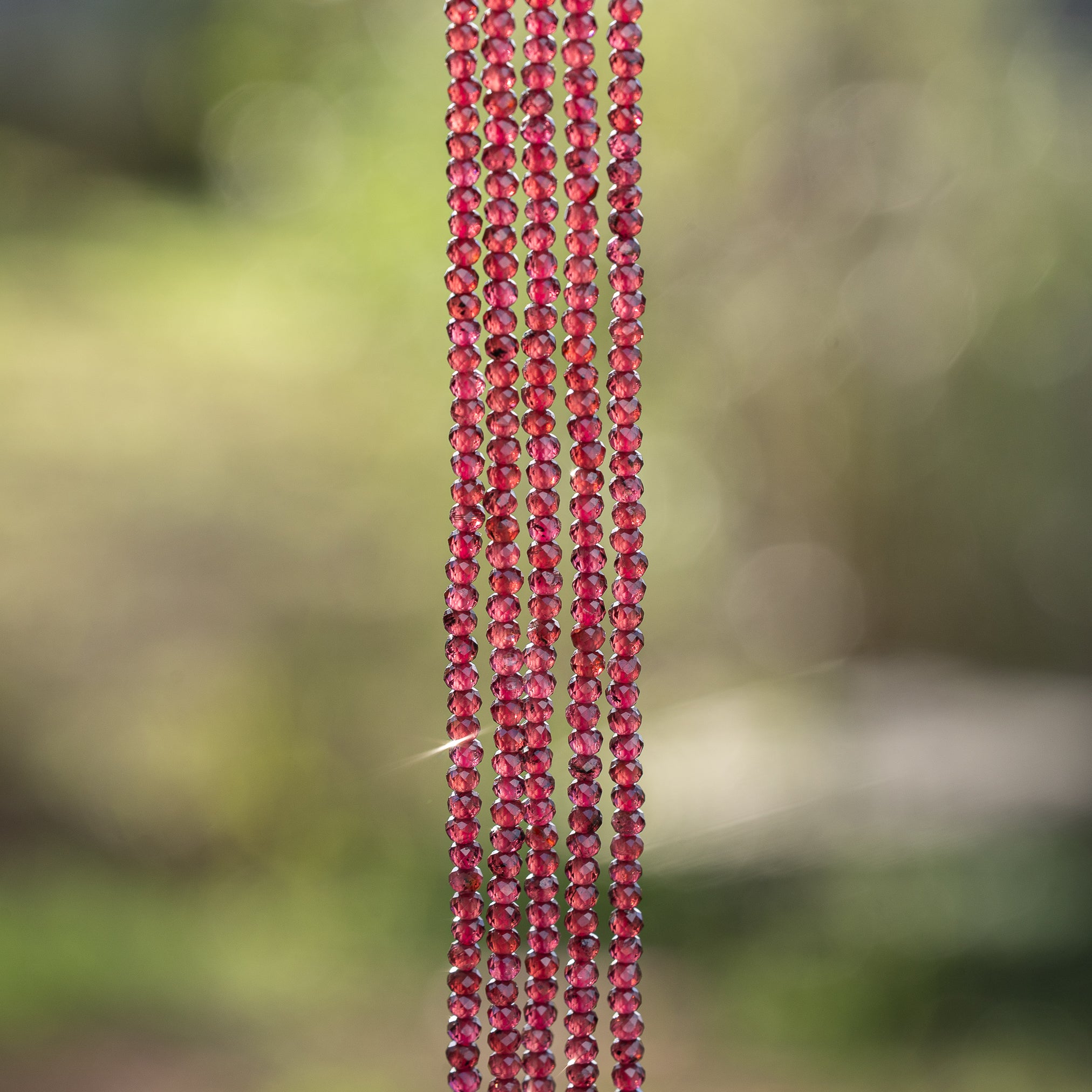 Perles rondelles facettes de Grenat almandin de 3 x 2 mm ( rang de env 194 perles )