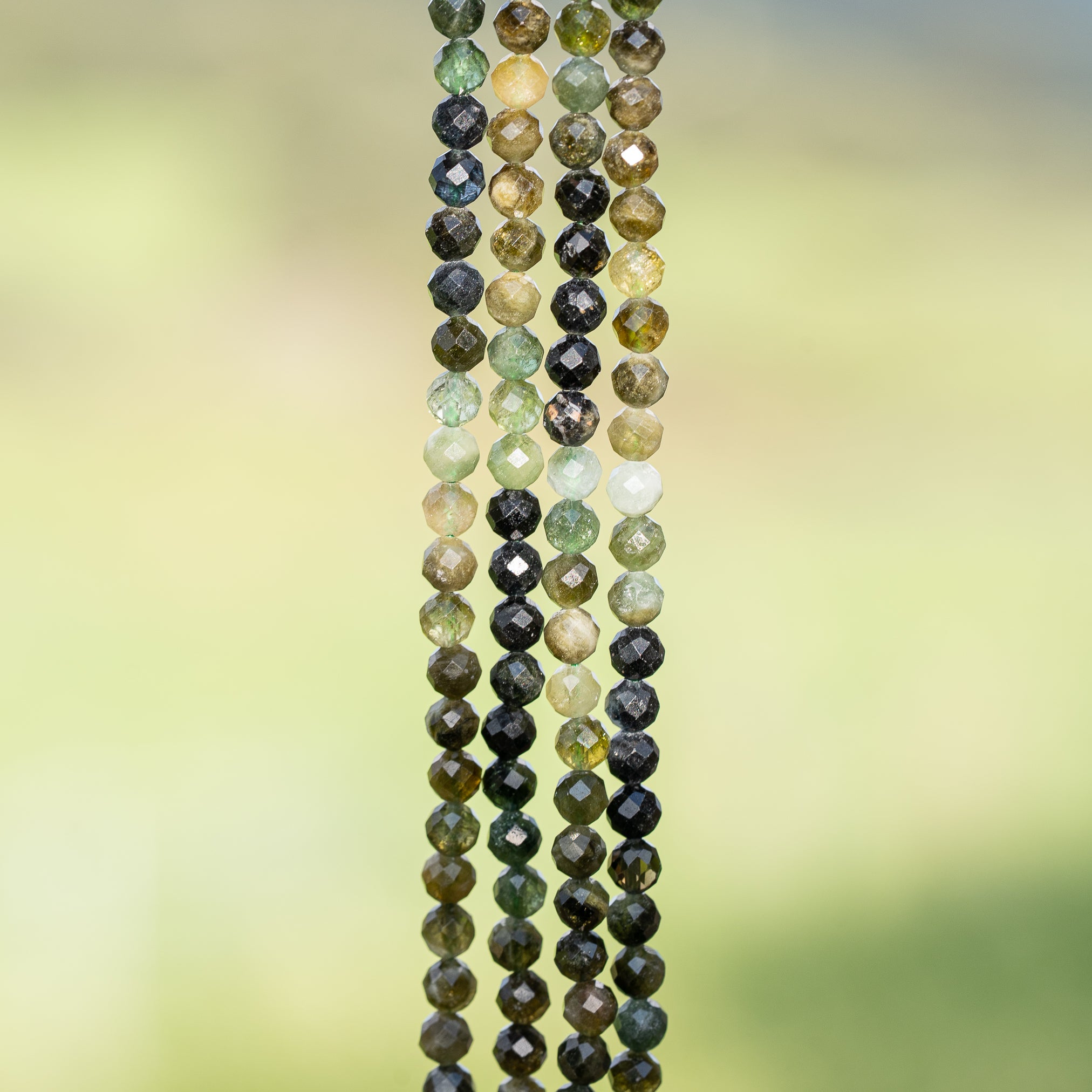 Perles rondes facettes de Tourmaline verte de 4 mm ( 1/2 rang de env 45 perles )