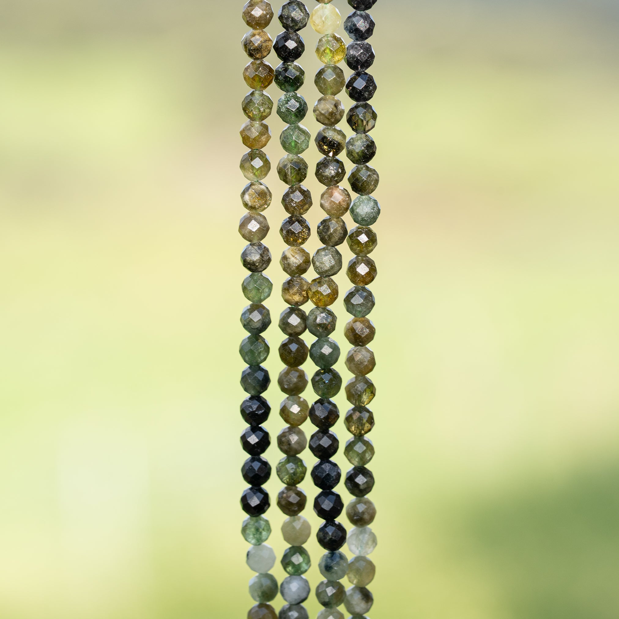 Perles rondes facettes de Tourmaline verte de 4 mm ( 1/2 rang de env 45 perles )