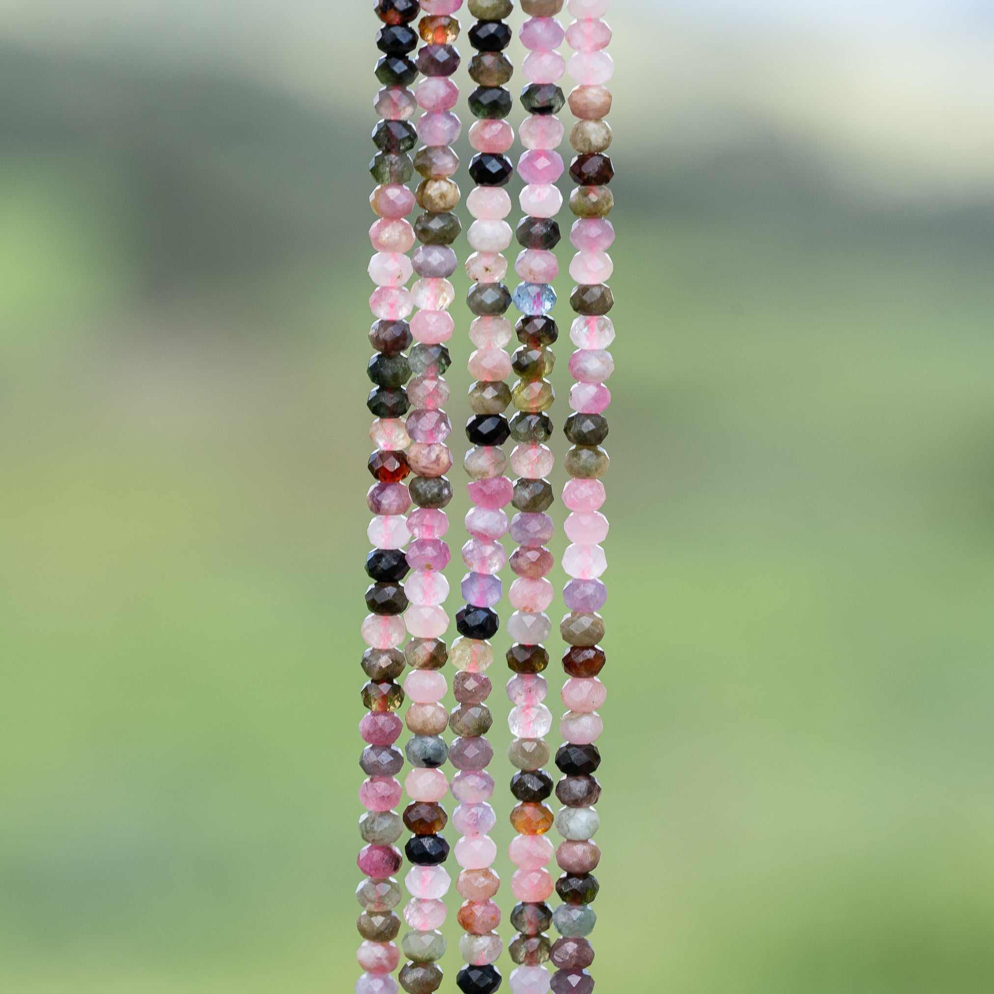 Perles rondelles facettes de Tourmaline multicolore de 4 x 3 mm ( rang de env 130 perles )