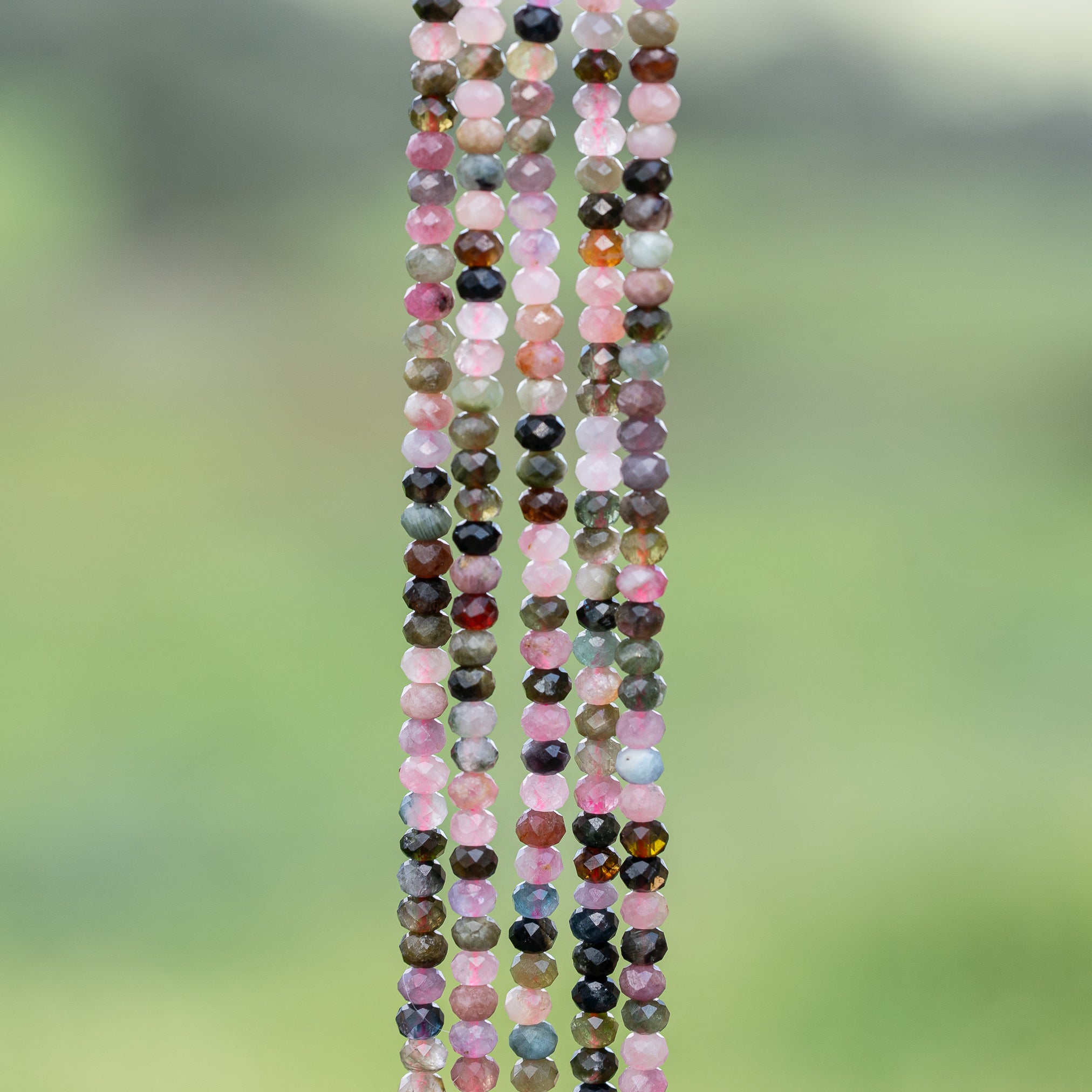 Perles rondelles facettes de Tourmaline multicolore de 4 x 3 mm ( rang de env 130 perles )