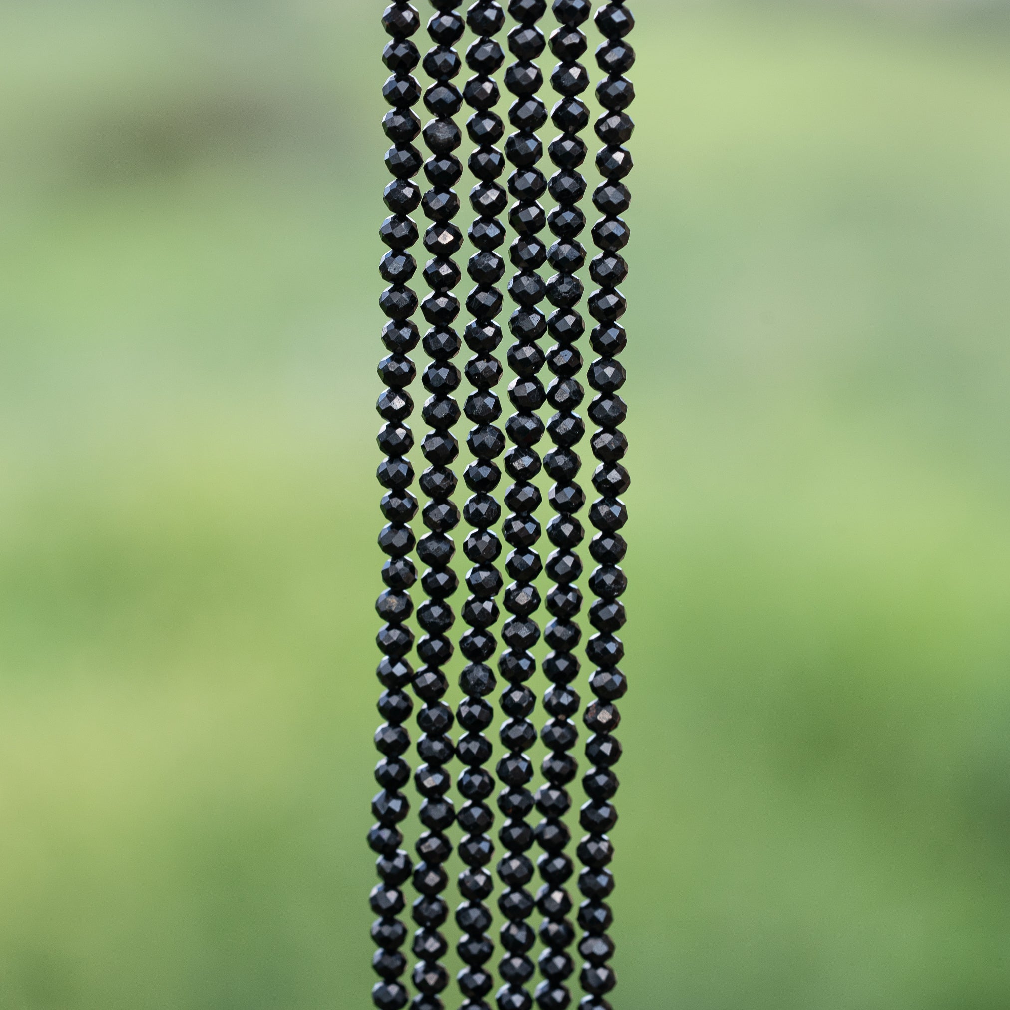 Perles rondes facettes de Tourmaline noire de 3 mm ( rang de env 130 perles )