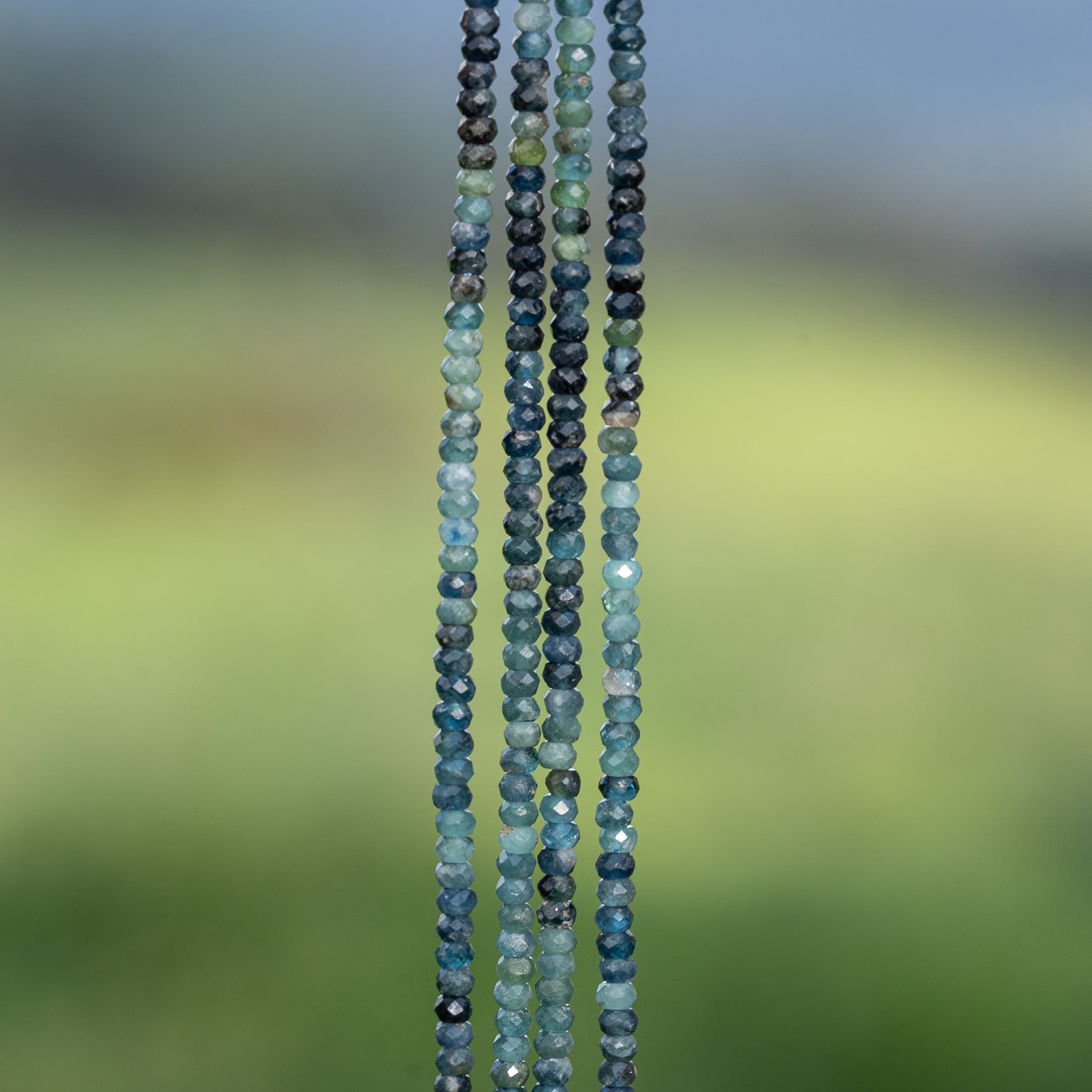 Perles rondelles facettes de Tourmaline bleue de 3 x 2 mm ( 1/2 rang de env 98 perles )