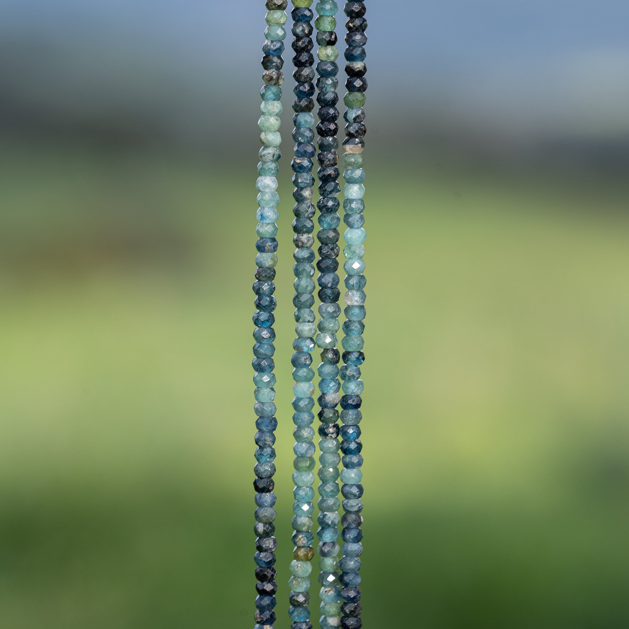 Perles rondelles facettes de Tourmaline bleue de 3 x 2 mm ( 1/2 rang de env 98 perles )