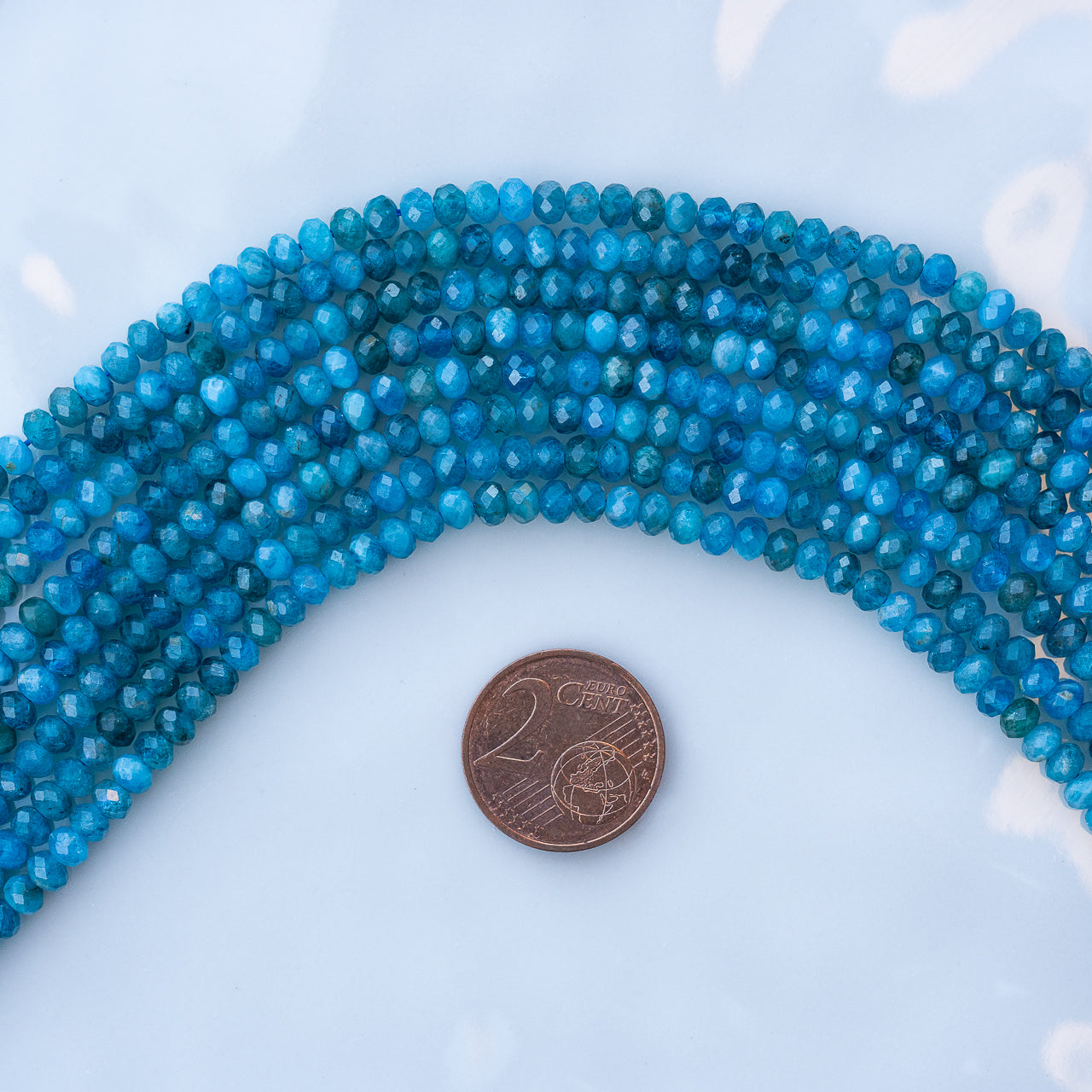Perles rondelles facettes en Apatite bleue de 4 x 3 mm ( rang de env 130 perles )
