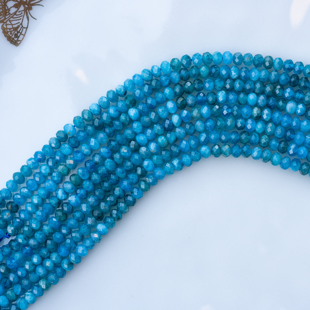 Perles rondelles facettes en Apatite bleue de 4 x 3 mm ( rang de env 130 perles )
