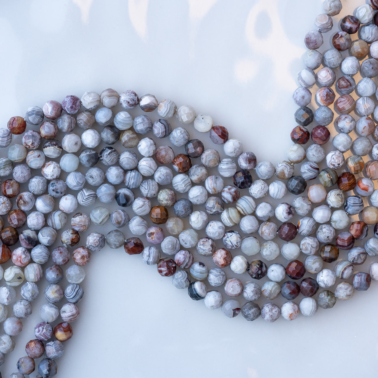 Perles rondes facettes en Agate crazy lace de 5 mm ( rang de env 78 perles )