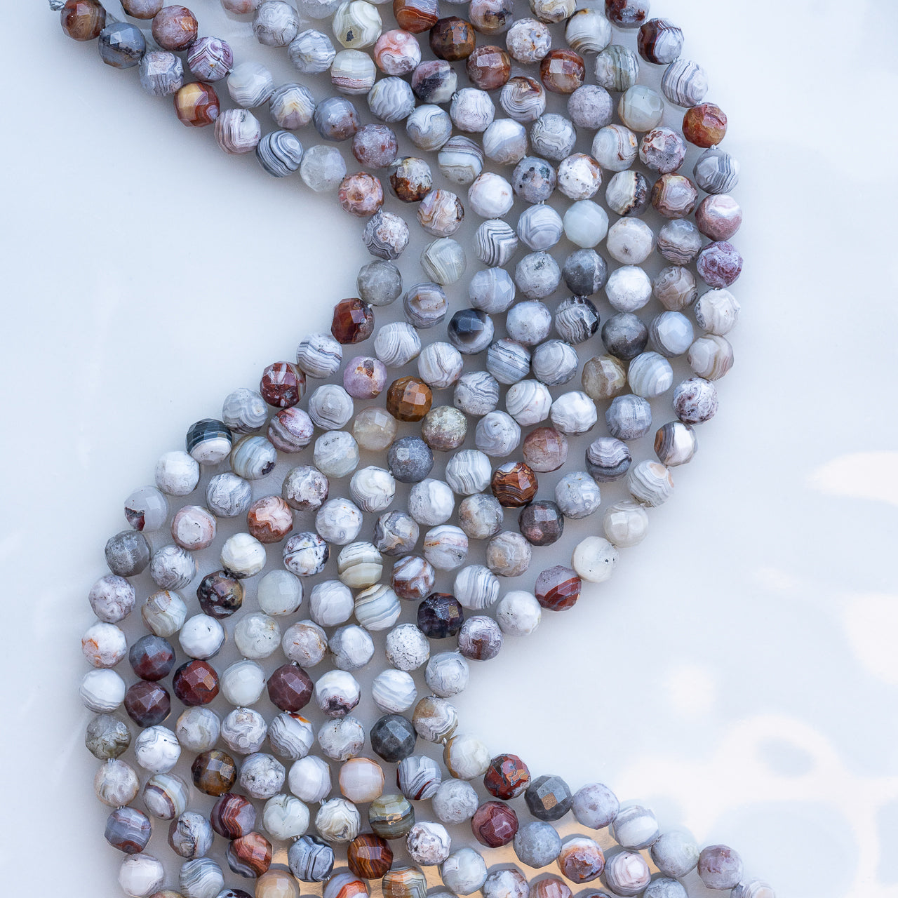Perles rondes facettes en Agate crazy lace de 5 mm ( rang de env 78 perles )