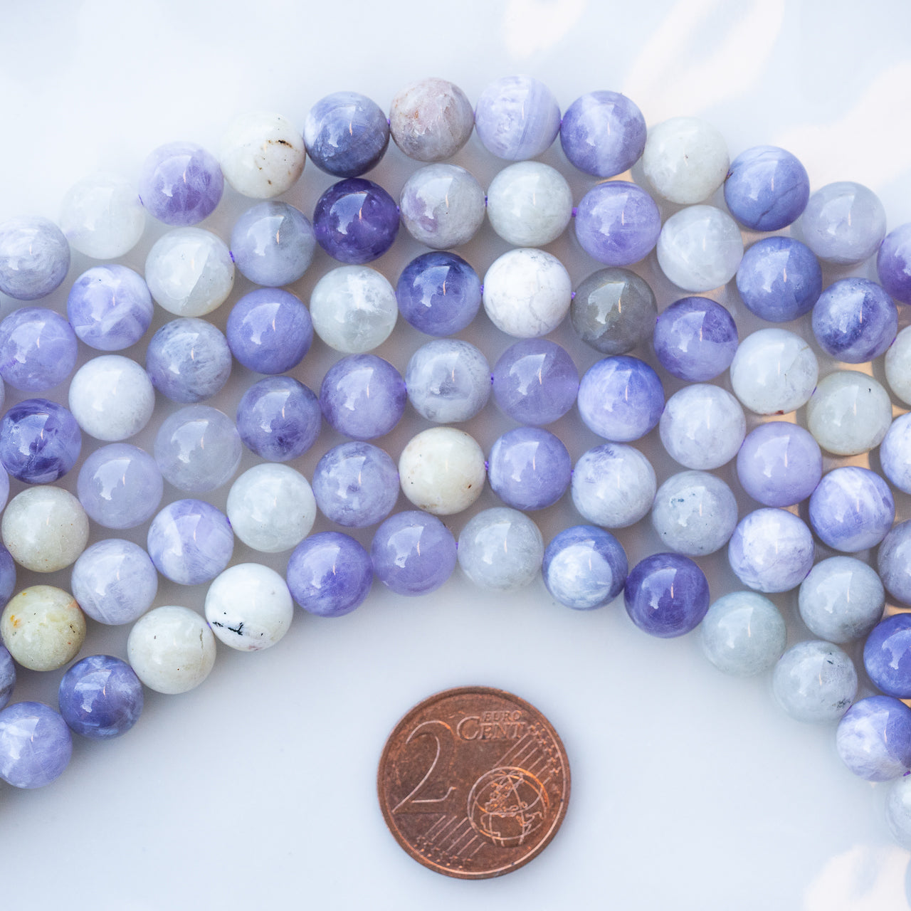 Perles rondes lisses en Opale violette de 8 mm ( 1/2 rang de env 24 perles )