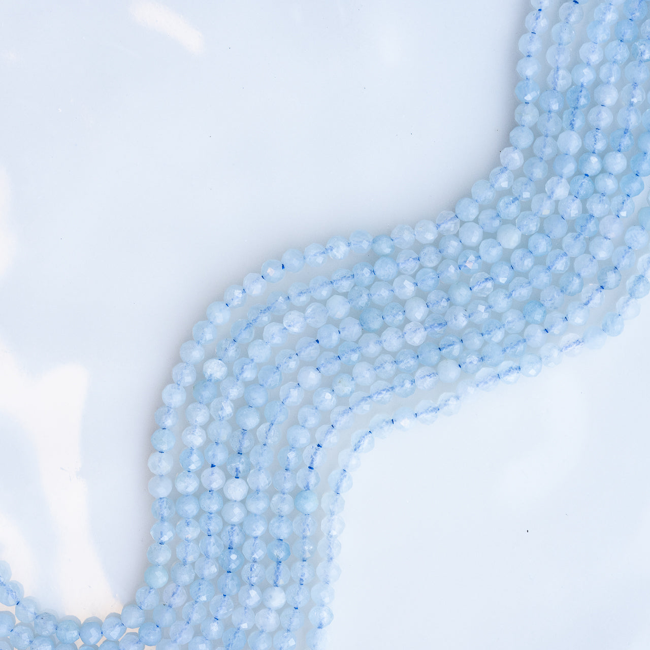 Perles rondes facettes en Aigue-marine de 3 mm ( rang de env 114 perles )