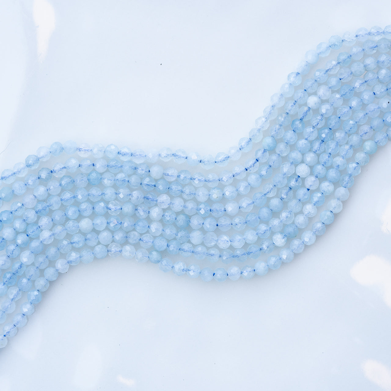 Perles rondes facettes en Aigue-marine de 3 mm ( rang de env 114 perles )