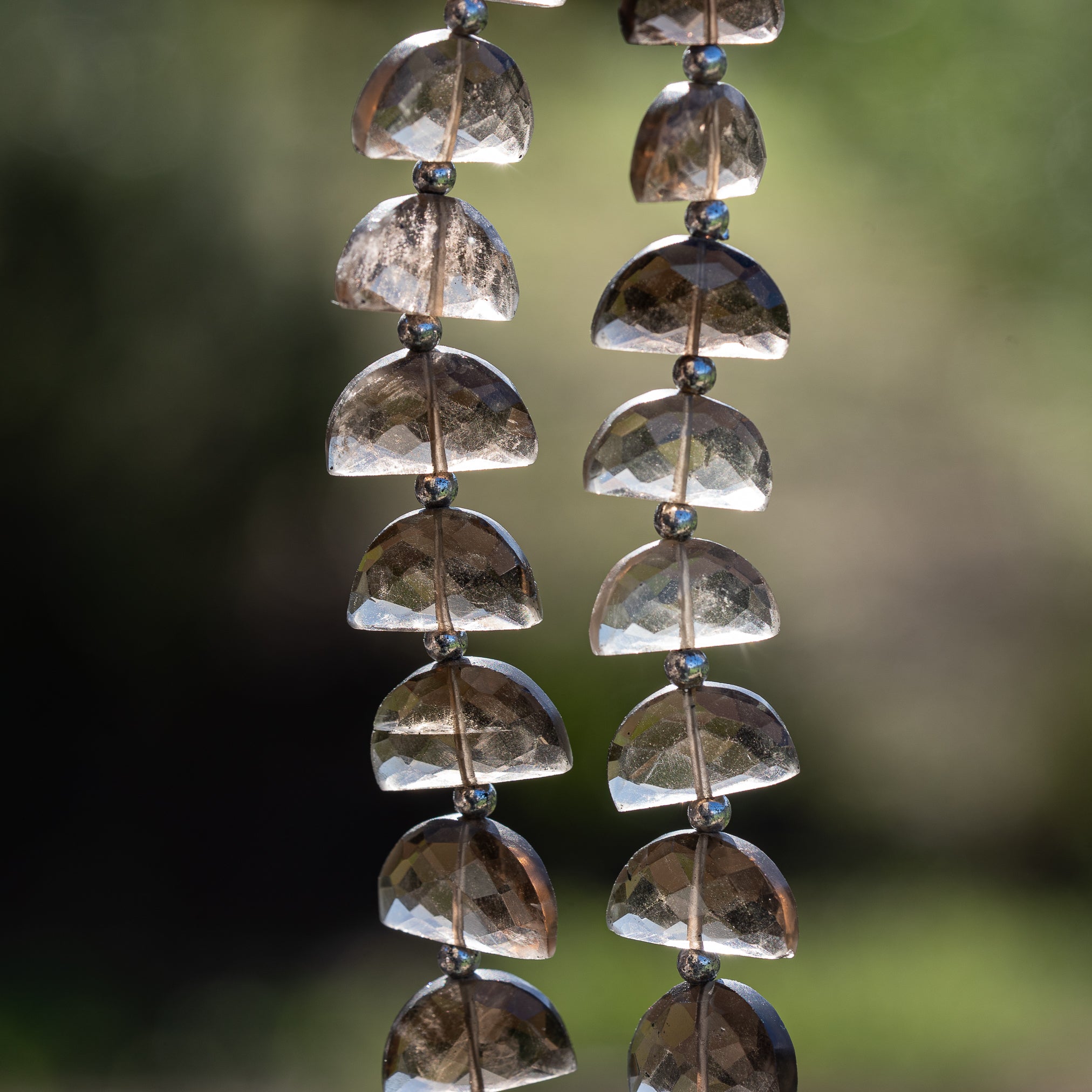 Perles demi-lunes facettes de Quartz fumé de env 13/16 mm ( lot de 2 perles )