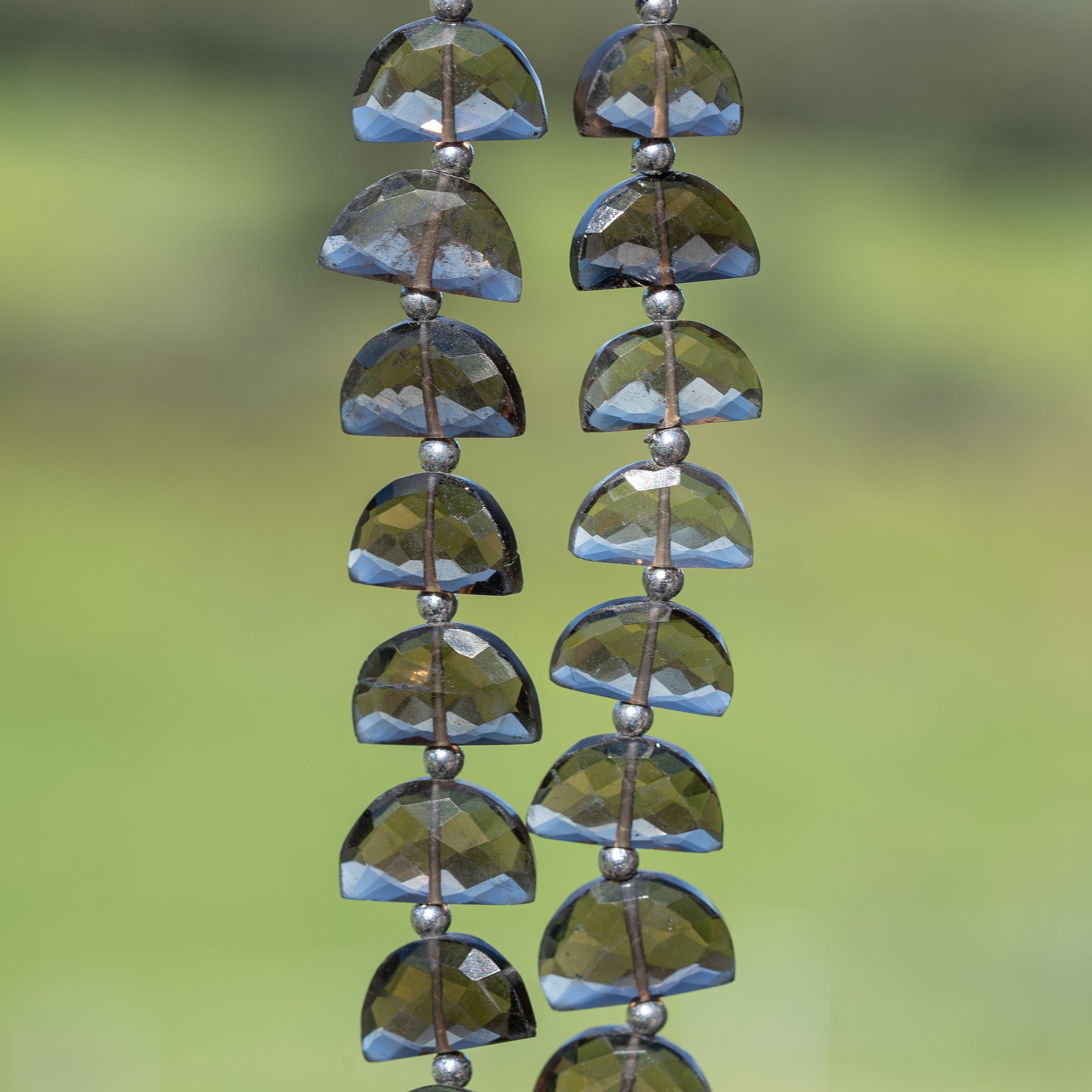 Perles demi-lunes facettes de Quartz fumé de env 13/16 mm ( lot de 2 perles )