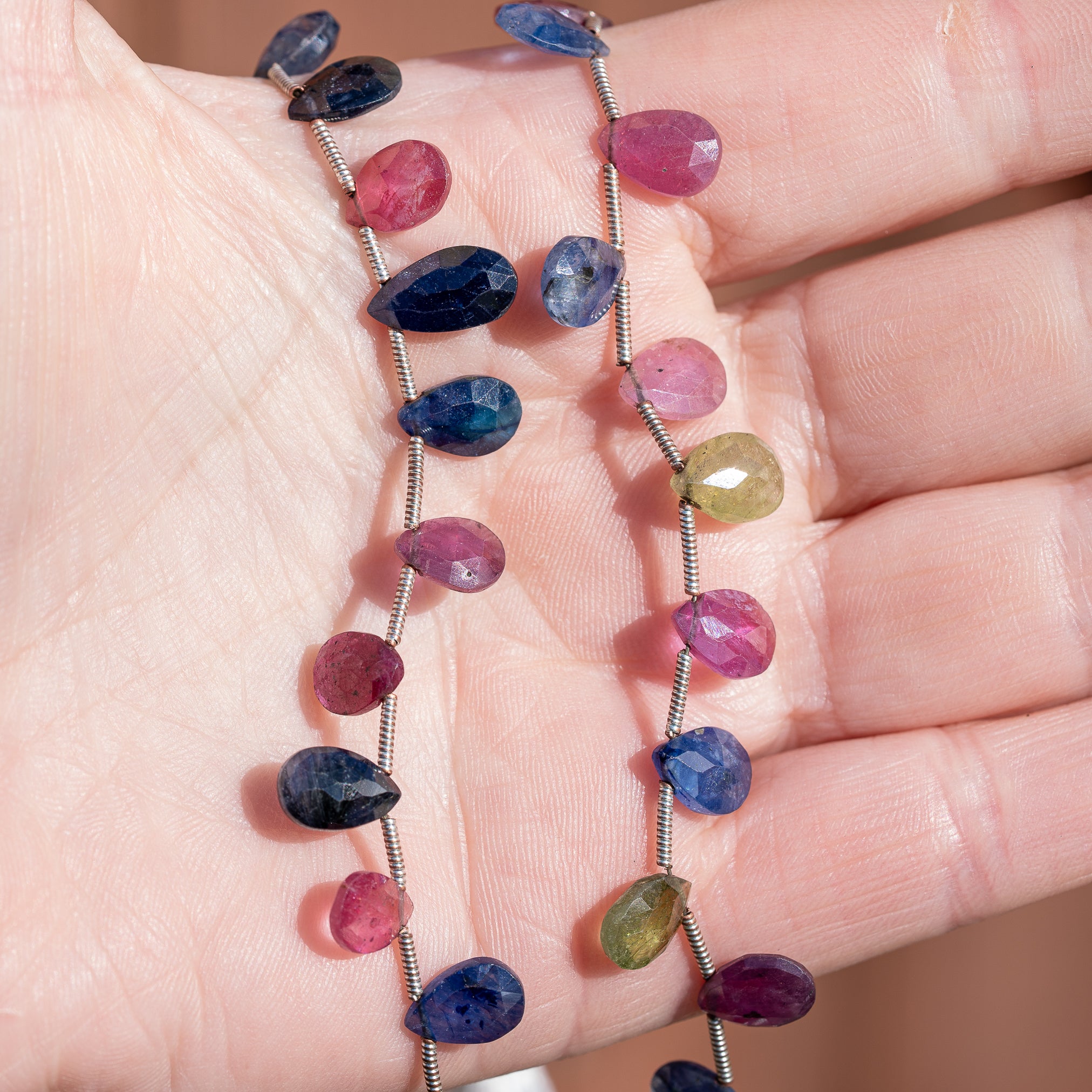 Perles gouttes facettes de Saphir multicolore de 8/9 mm ( lot de 2 )