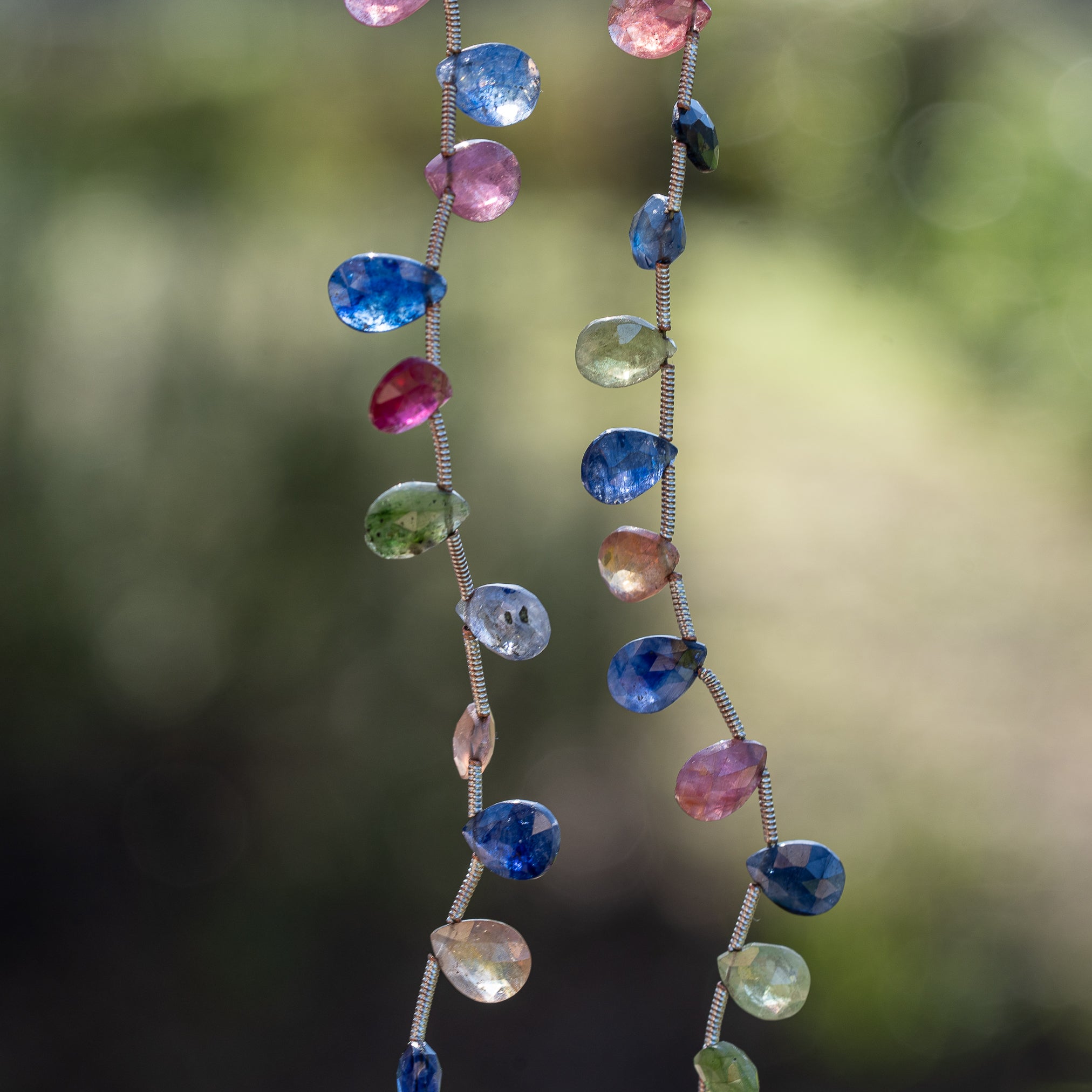 Perles gouttes facettes de Saphir multicolore de 8/9 mm ( lot de 2 )