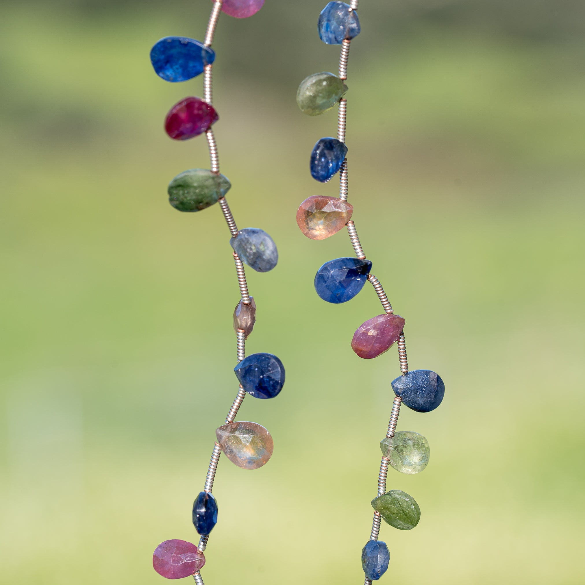 Perles gouttes facettes de Saphir multicolore de 8/9 mm ( lot de 2 )
