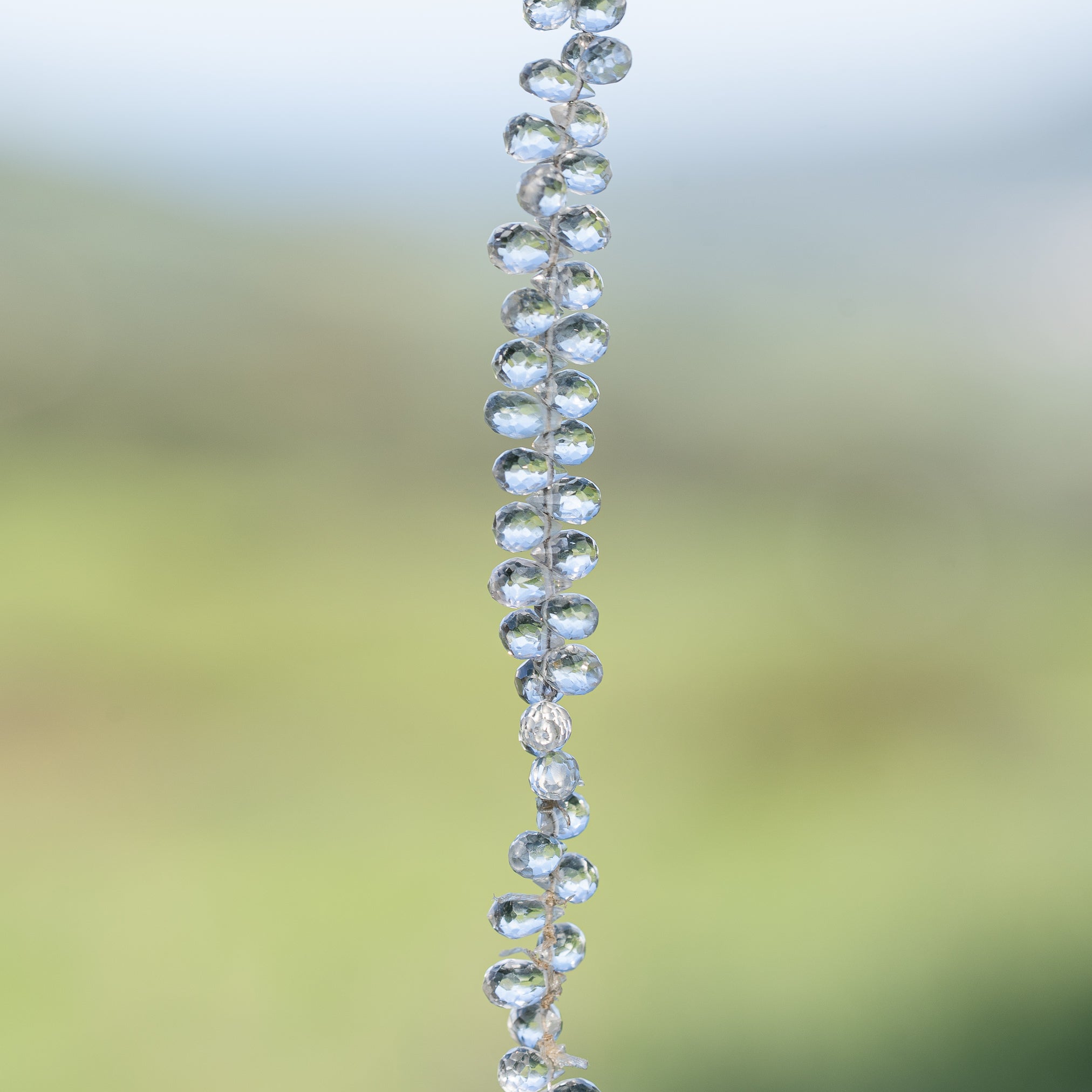 Petites gouttes facettes de Cristal de roche de env 6 mm ( lot de 4 )