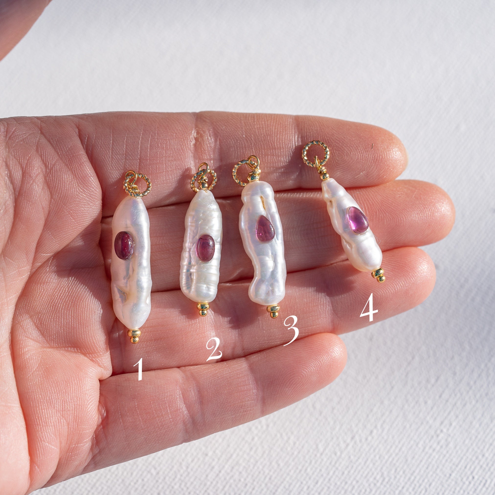 Pendentifs en perles allongées Keshi, cabochons pierres au choix et laiton plaqué or de env 30/40 mm ( à l&