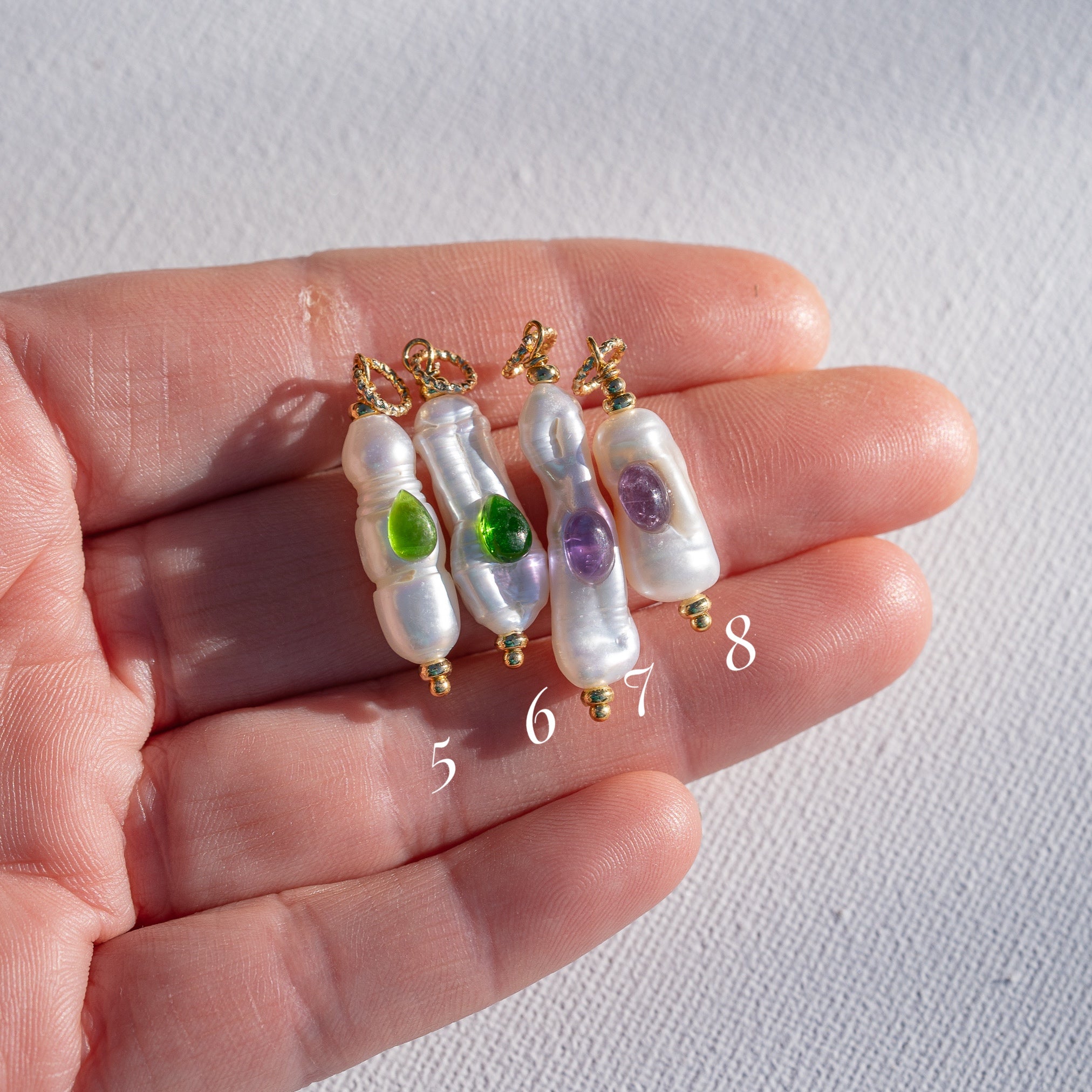 Pendentifs en perles allongées Keshi, cabochons pierres au choix et laiton plaqué or de env 30/40 mm ( à l&