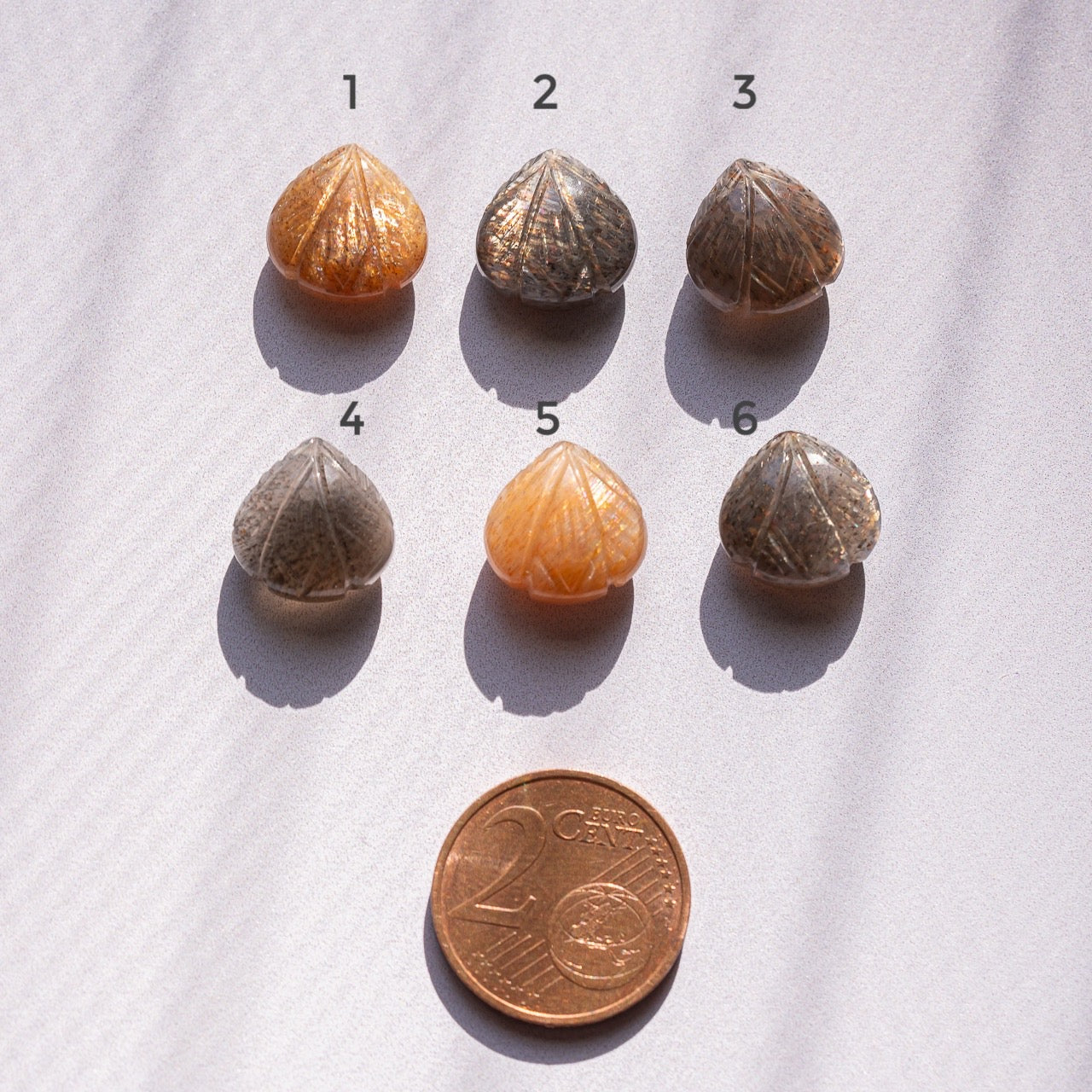 Gouttes sculptées de pierre de lune " golden spark " de 12 x 12 mm ( à l&