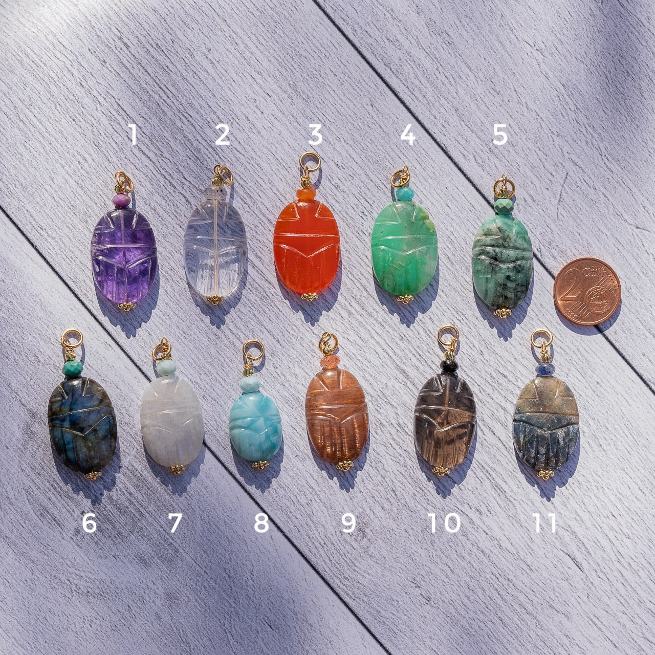 Les pendentifs "Nidhih " scarabée pierres au choix et acier inoxydable plaqué or