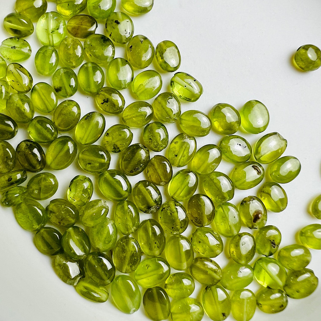 Perles ovales de Vesuvianite de 5 mm ( lot de 10 )