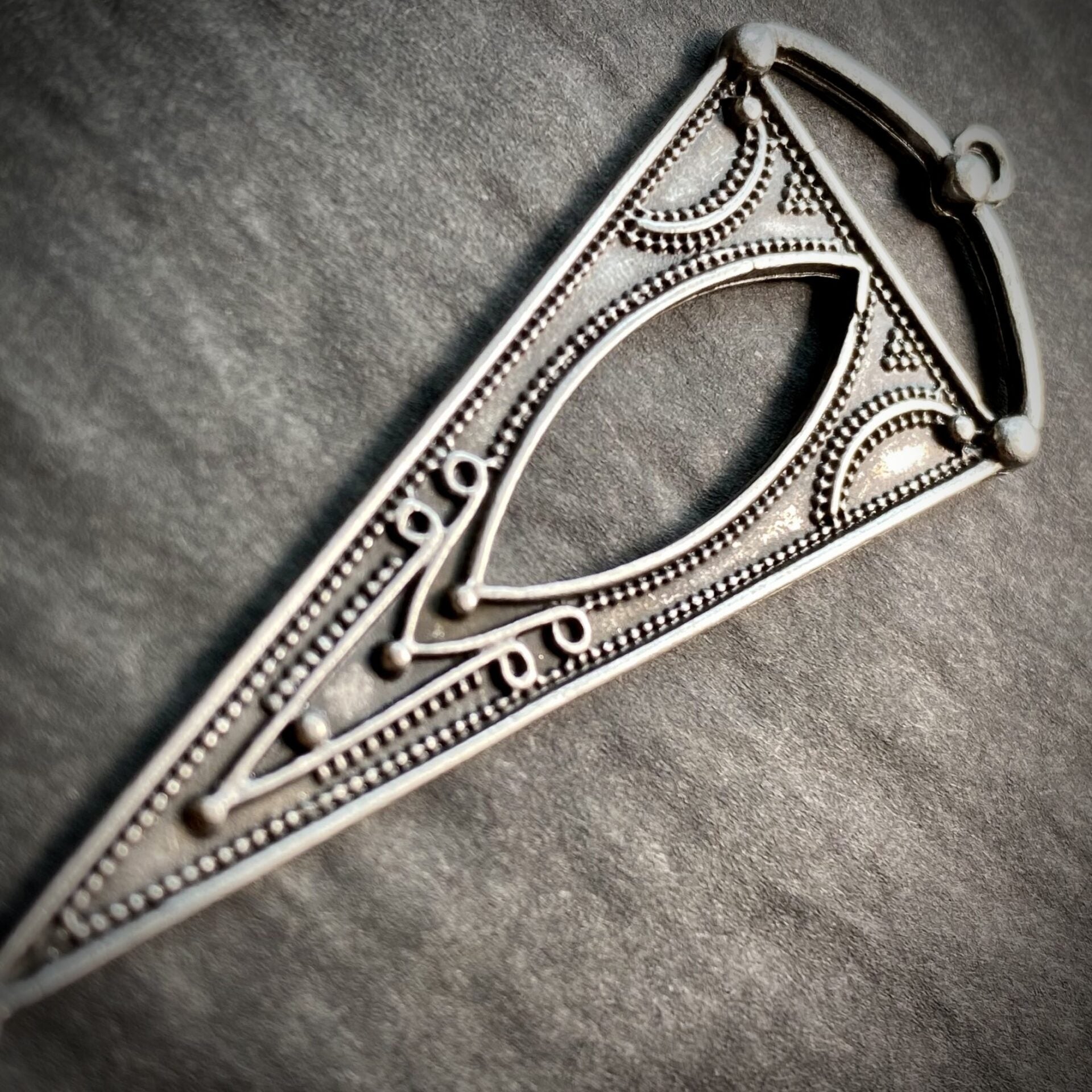 Grande breloque triangle laiton plaquée argent 925 de 6,5 cm ( à l&