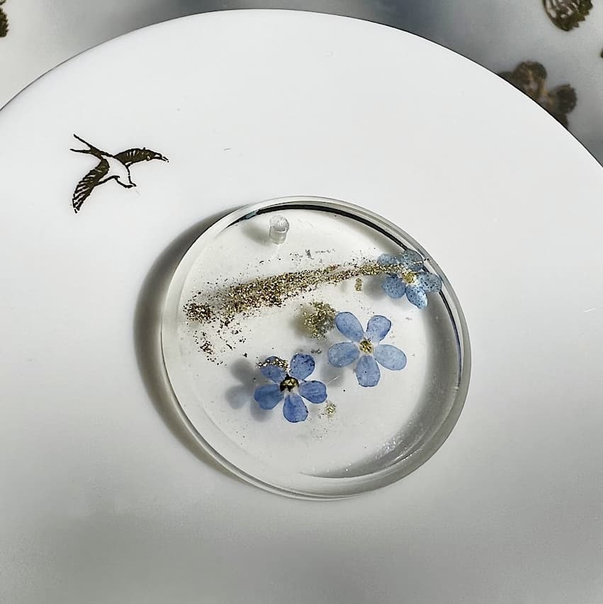 Pendentifs « fleur bleue » en résine, Myosotis et poudre d’or de 30 mm