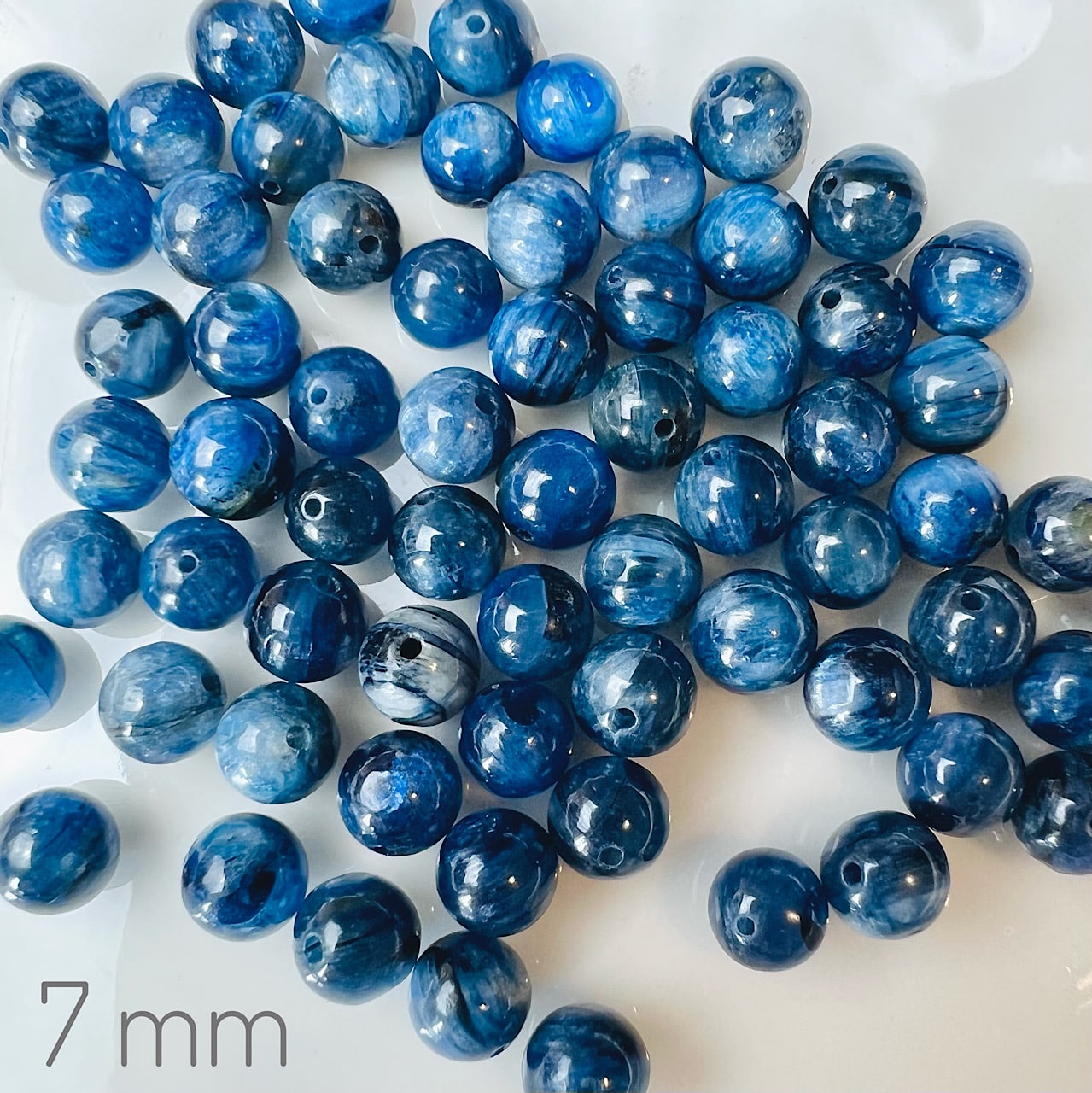 Perles rondes lisses grade a de Cyanite bleue de 6 ou 7 mm ( lot de 10 )