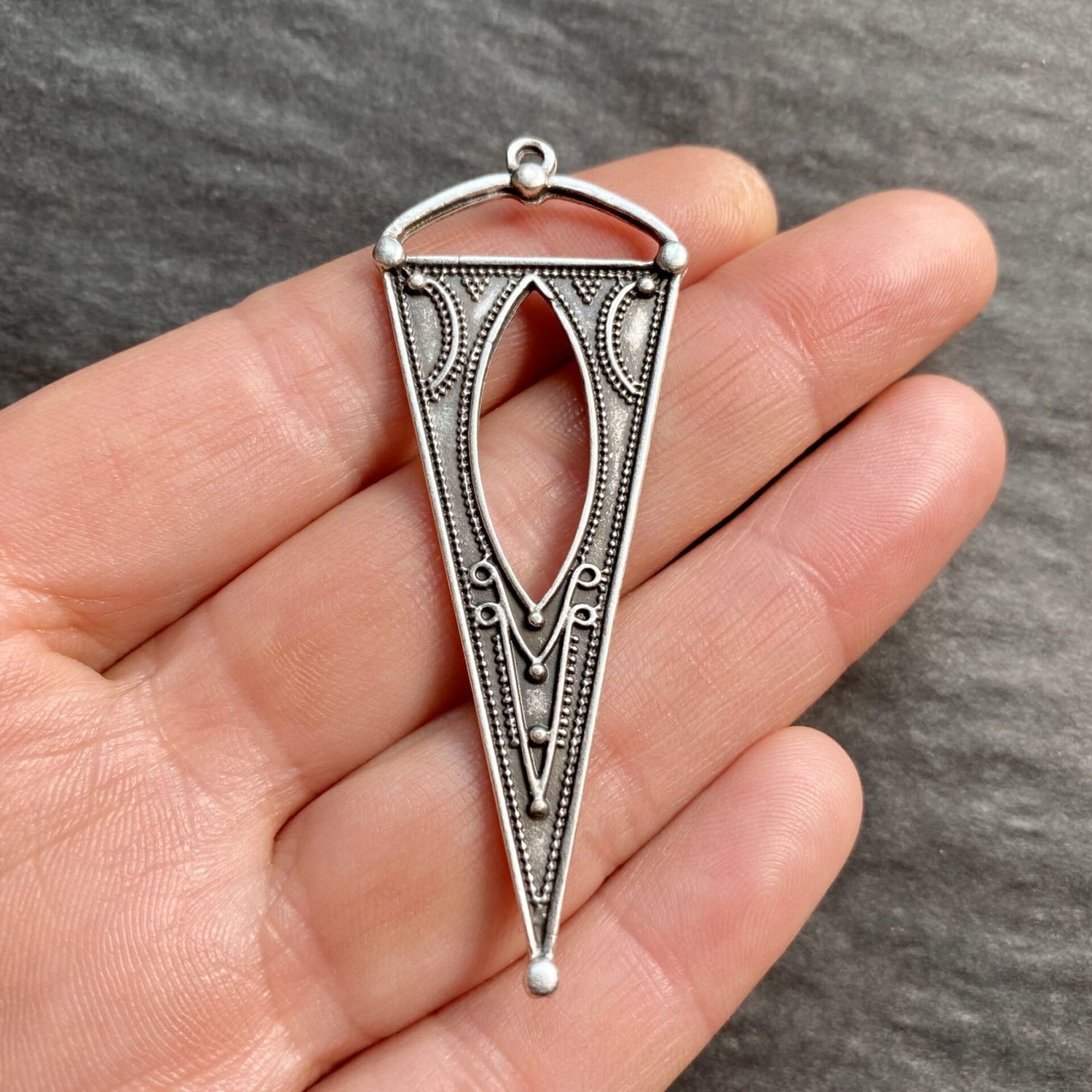 Grande breloque triangle laiton plaquée argent 925 de 6,5 cm ( à l&