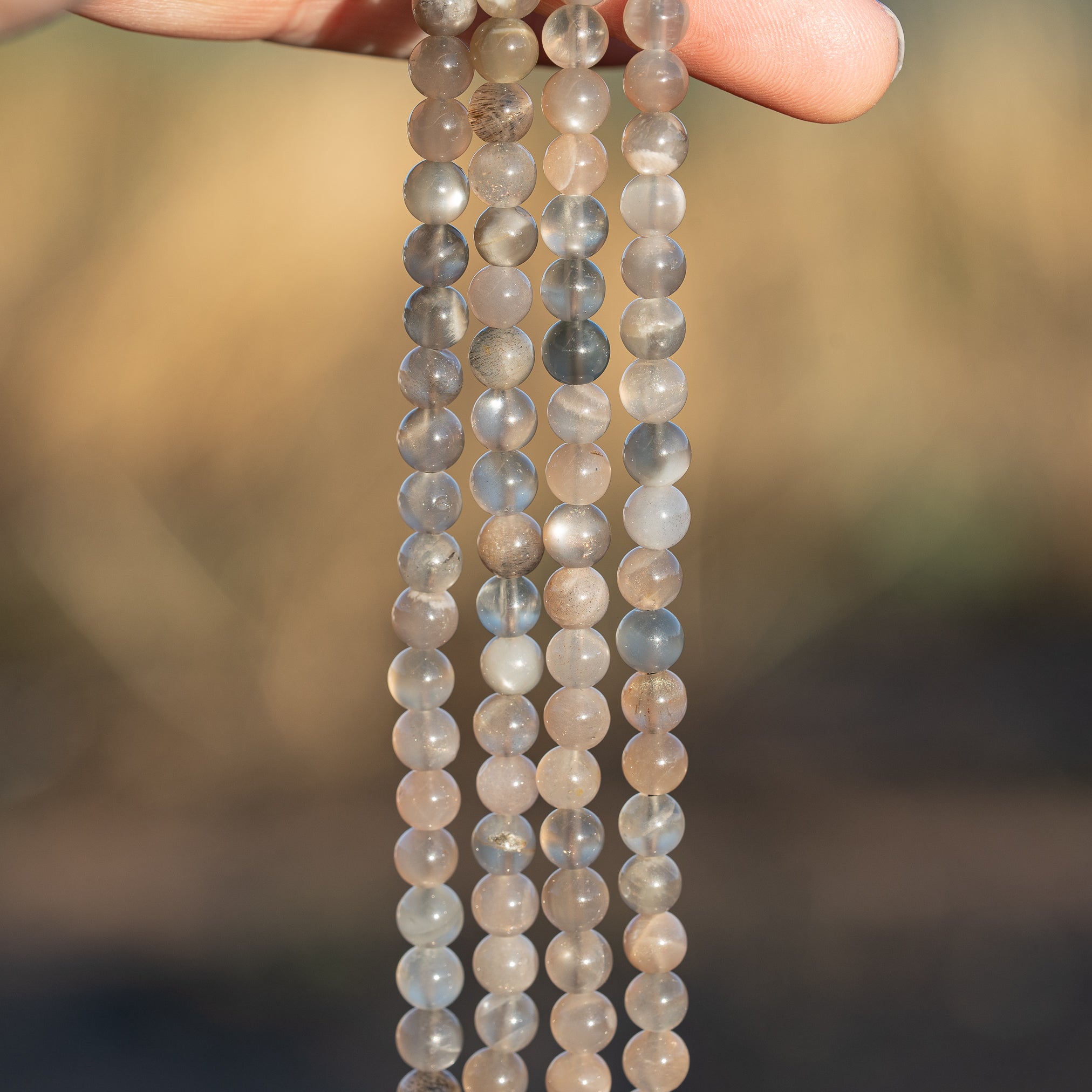 Perles rondes lisses de Pierre de lune grise de 5,7 mm ( 1/2 rang de env 33 perles )