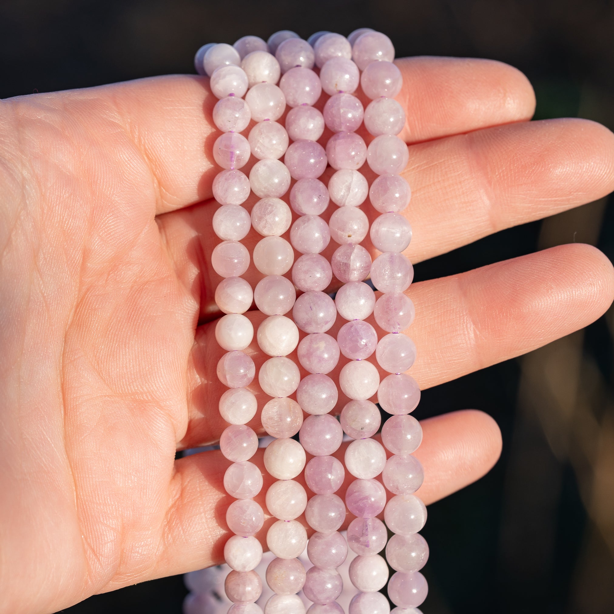 Perles rondes lisses de Kunzite de 6/6,5 mm ( 1/2 rang de env 30/33 perles )