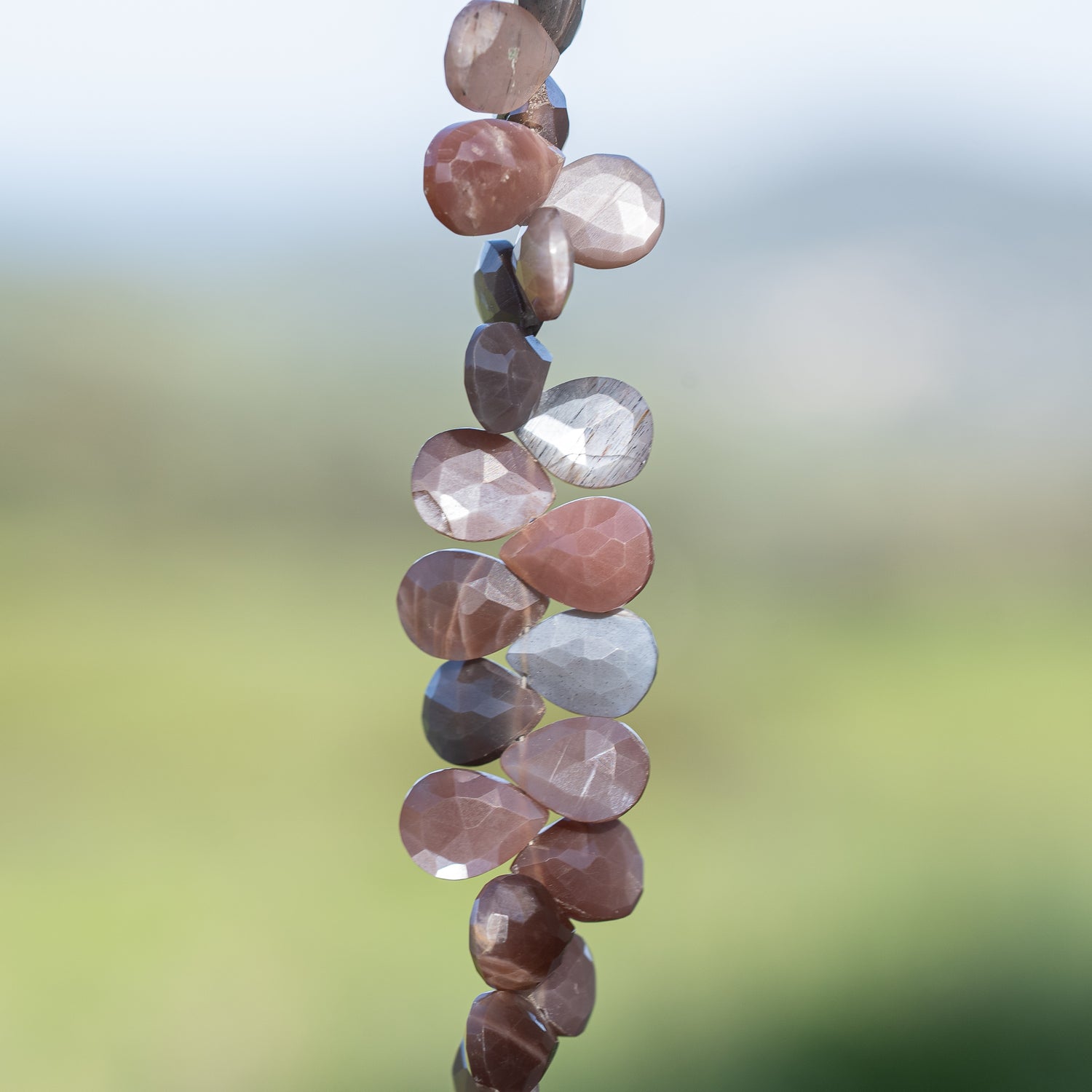 Perles gouttes facettes plates de Pierre de lune chocolat de 12/13 mm ( lot de 2 )
