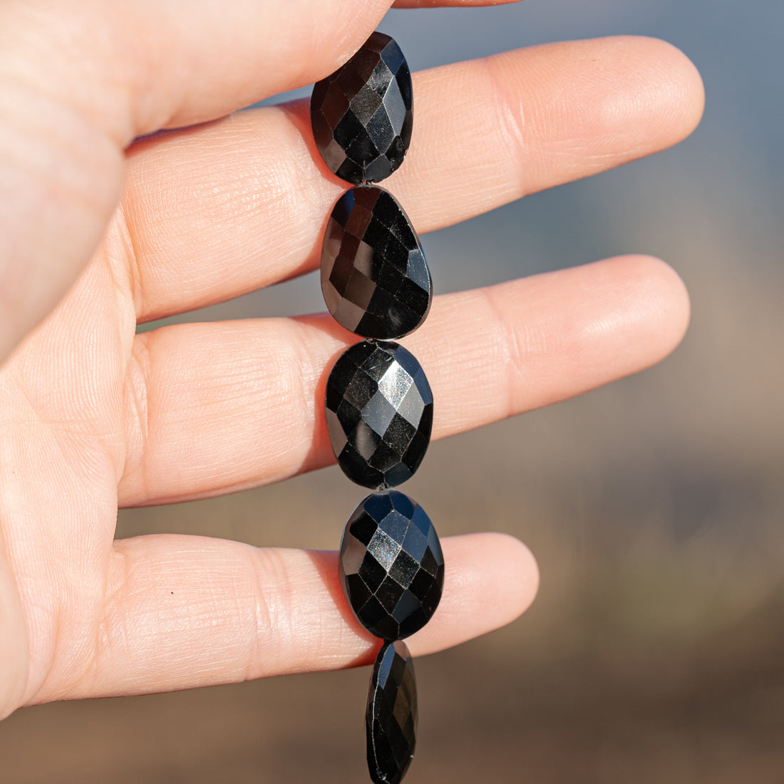 Perles pépites plates facettes de Spinelle noire de env 16 à 18,5 mm ( à l&