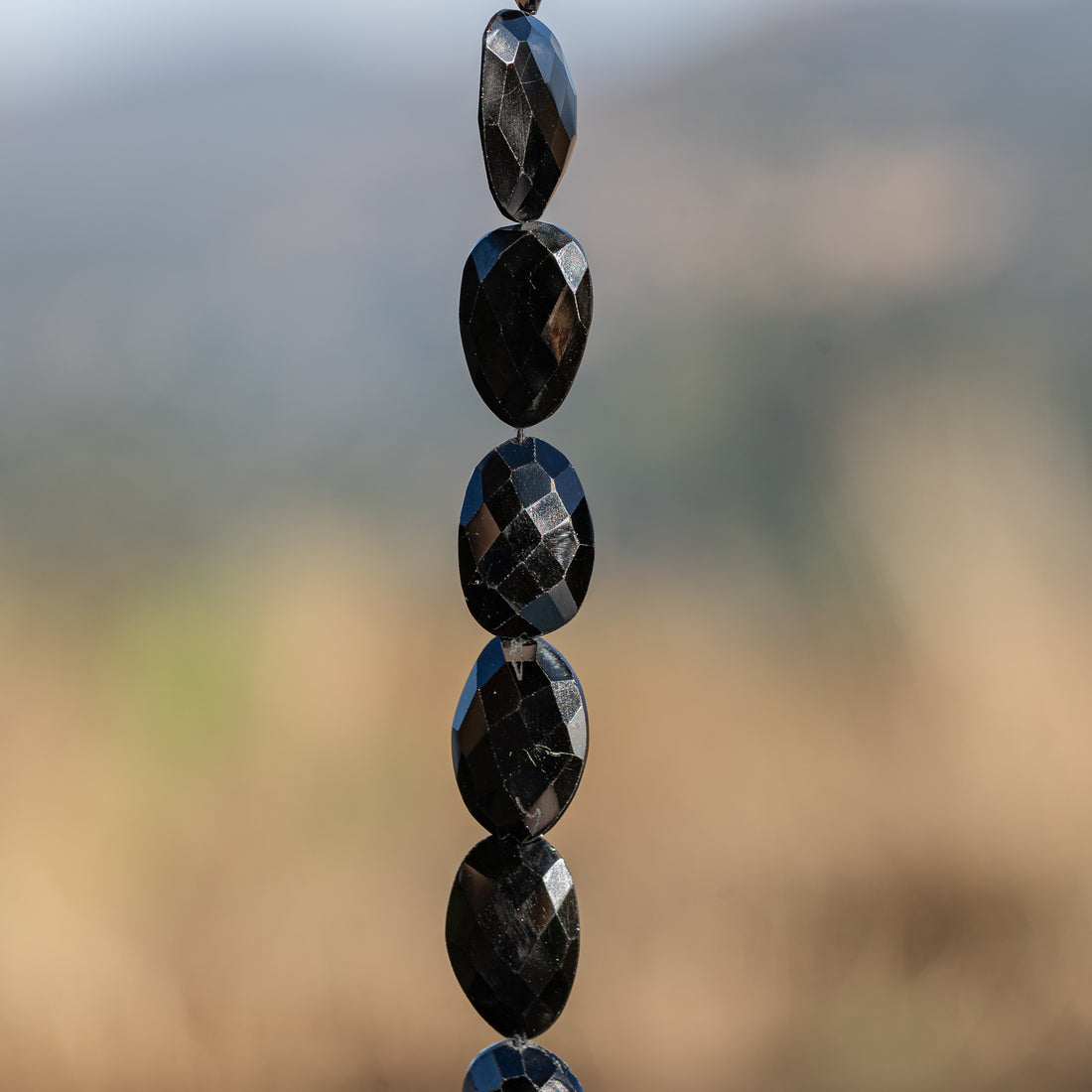 Perles pépites plates facettes de Spinelle noire de env 16 à 18,5 mm ( à l&