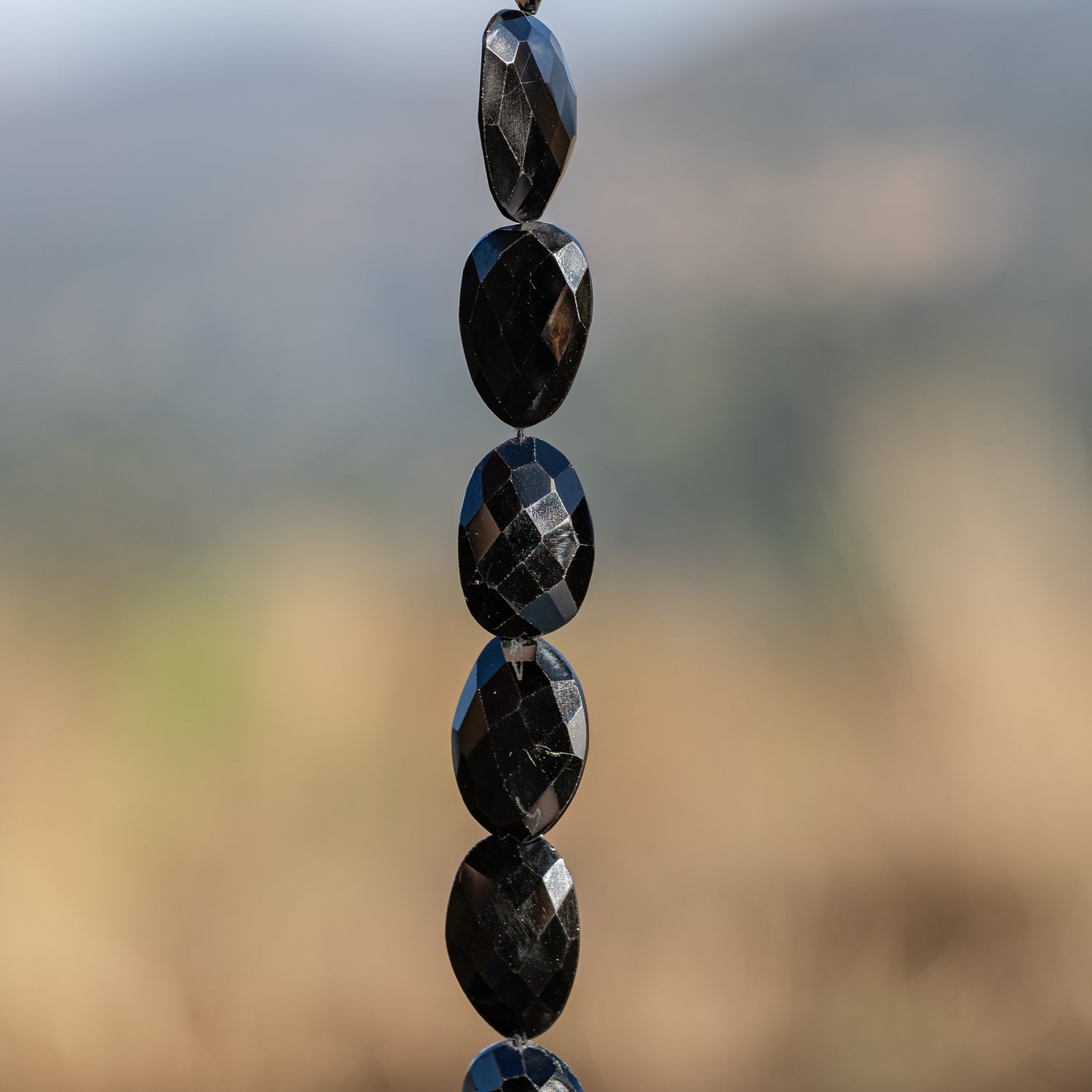 Perles pépites plates facettes de Spinelle noire de env 16 à 18,5 mm ( à l&